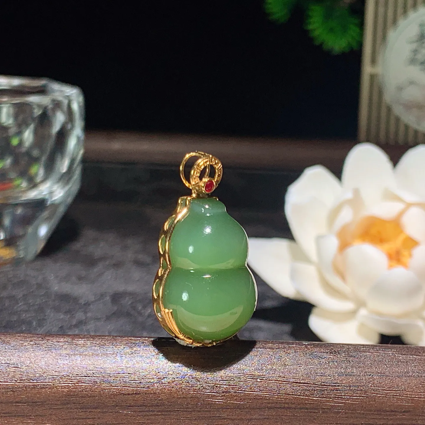 和田玉阳绿18k金俄罗斯碧玉福禄葫芦挂件 尺寸21/16/10重7克。玉质细腻油润。手推出油。佩戴高端典雅。lt2601209