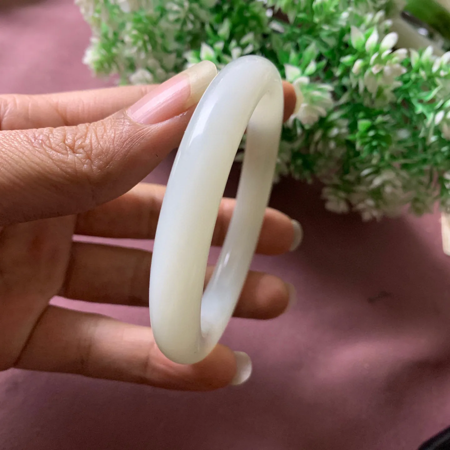 冰白，和田玉61圈口羊脂白手镯【挽间柔情】，镯型古朴典雅。在诗情画意的雨巷相遇，你是我腕间的一抹风情，有你眸有深情.清风荡漾湖间静水，我愿俯身低眉，在烟波涟漪处寻