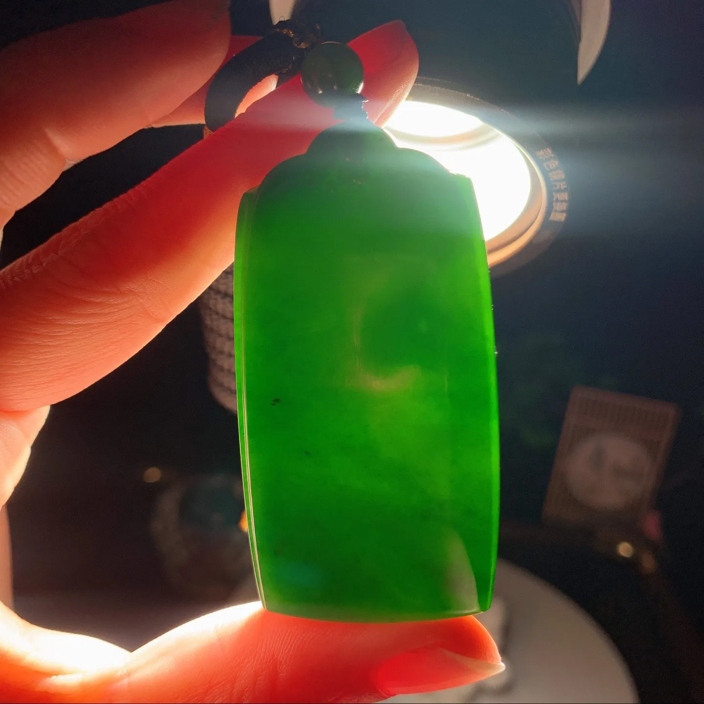 和田玉菠菜绿绿俄罗斯碧玉平安无事牌挂件。尺寸61/32/9重48.8克 玉质细腻油润 底色纯净 脂粉好，品质好。lt26209