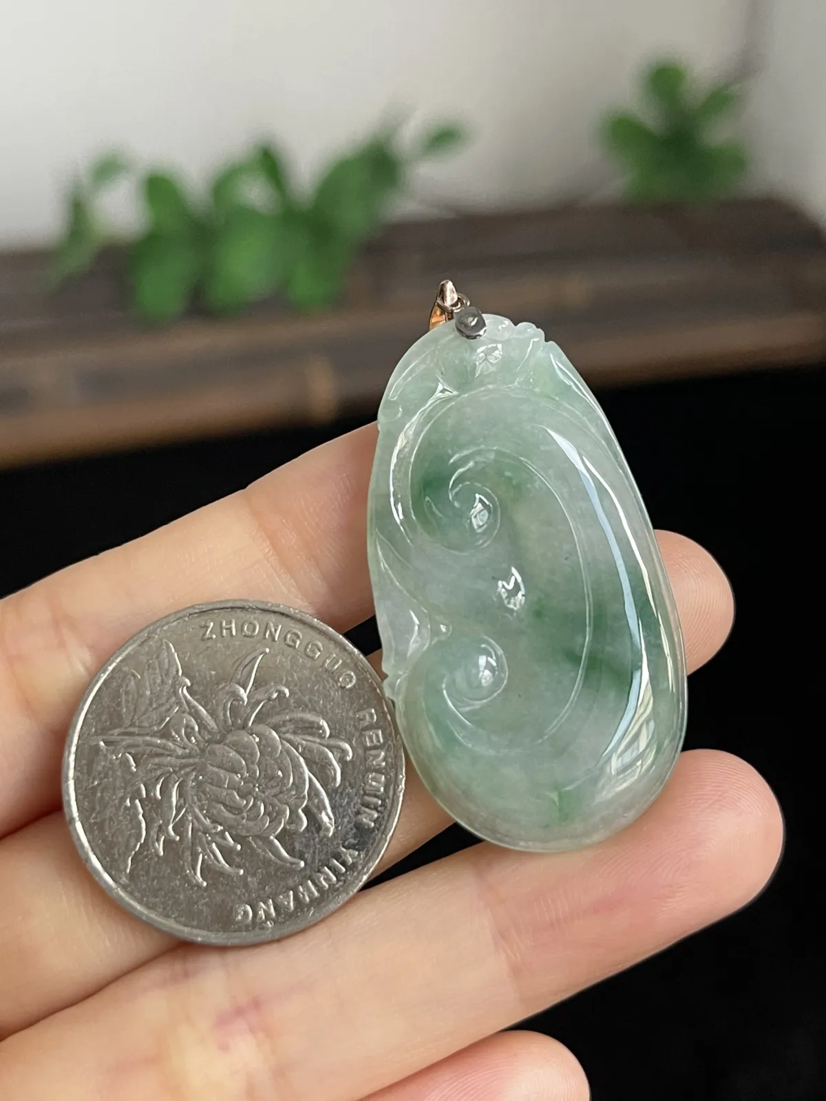 翡翠冰糯种飘绿如意