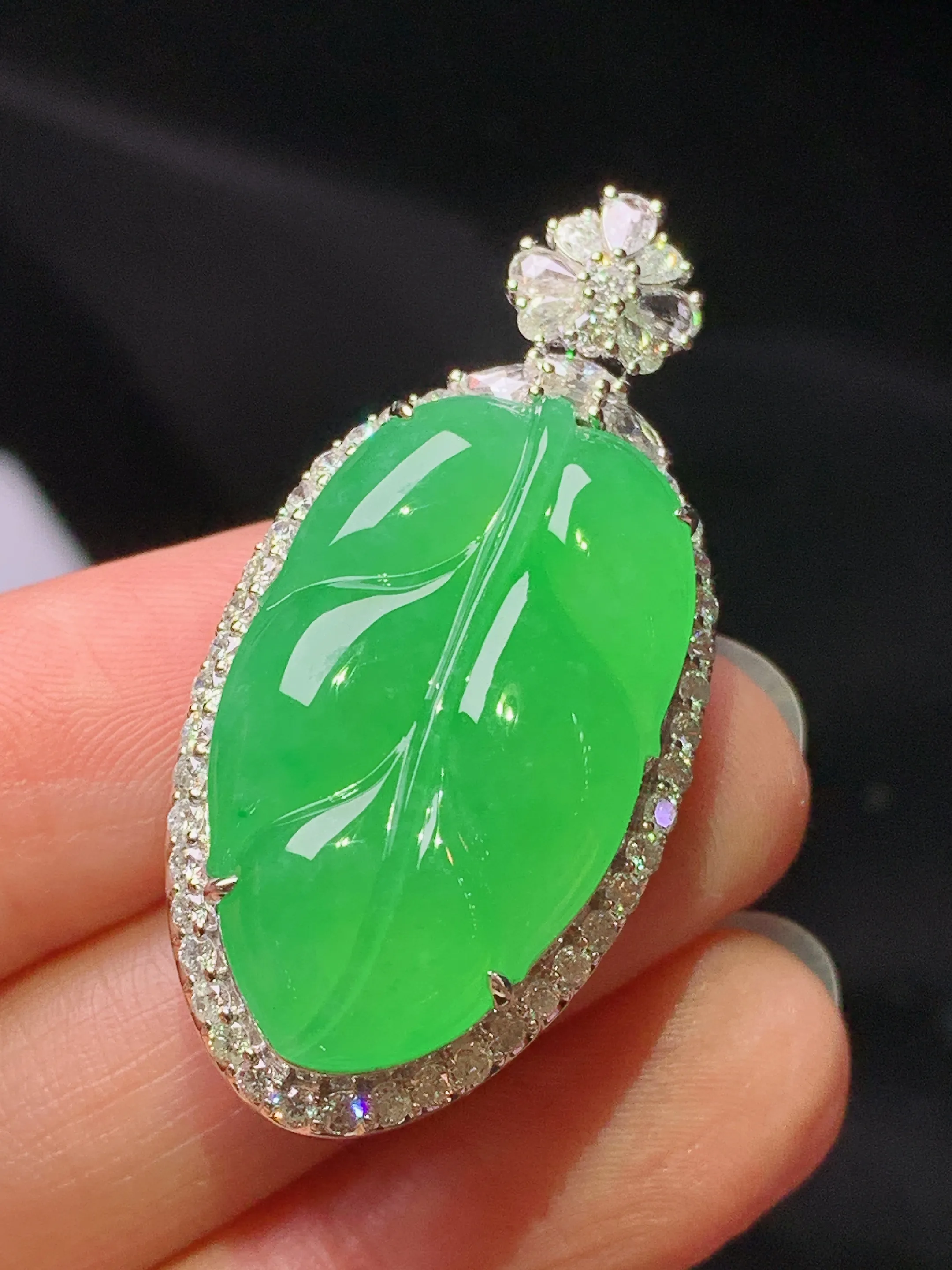 18k金钻镶嵌翠绿树叶吊坠 玉质细腻 色泽艳丽清新 整体尺寸41.5*20*13.2