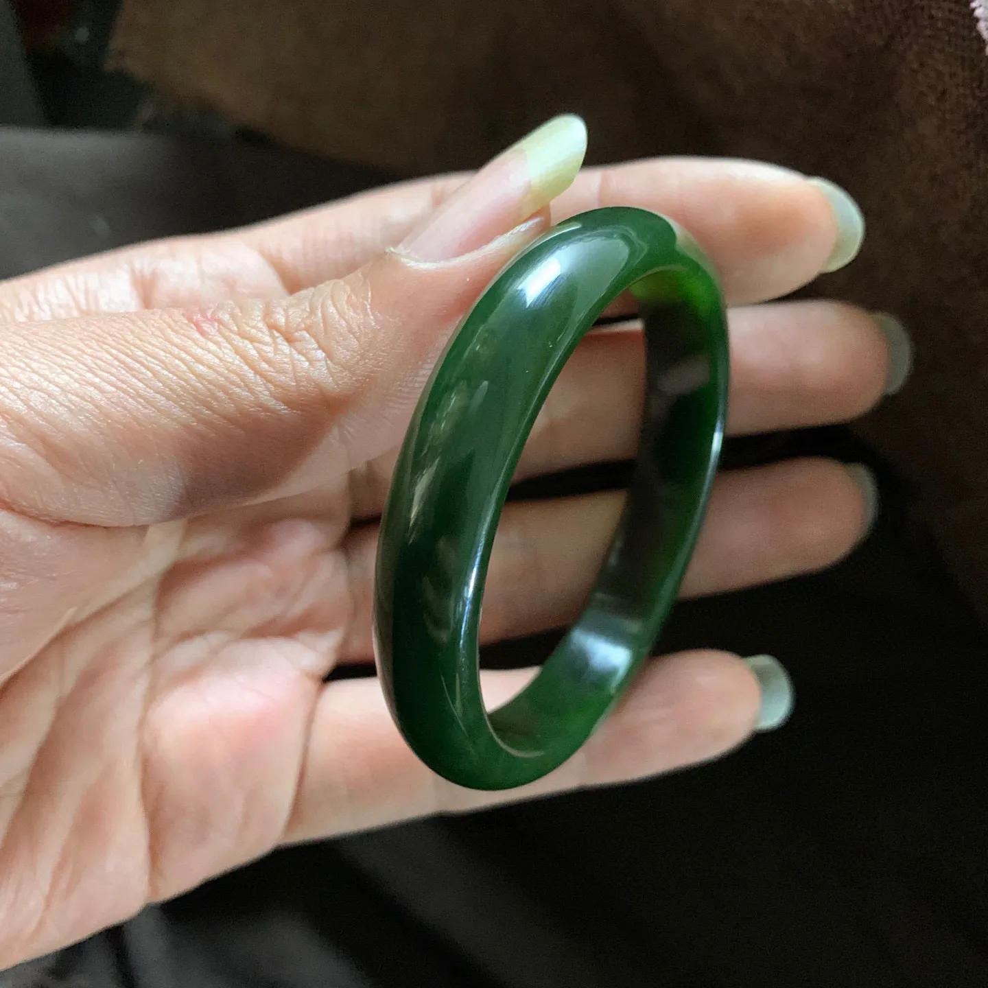 和田玉53圈口碧玉菠菜绿手镯，镯型古朴典雅。在诗情画意的雨巷相遇，你是我腕间的一抹风情，有你眸有深情.清风荡漾湖间静水，我愿俯身低眉，在烟波涟漪处寻