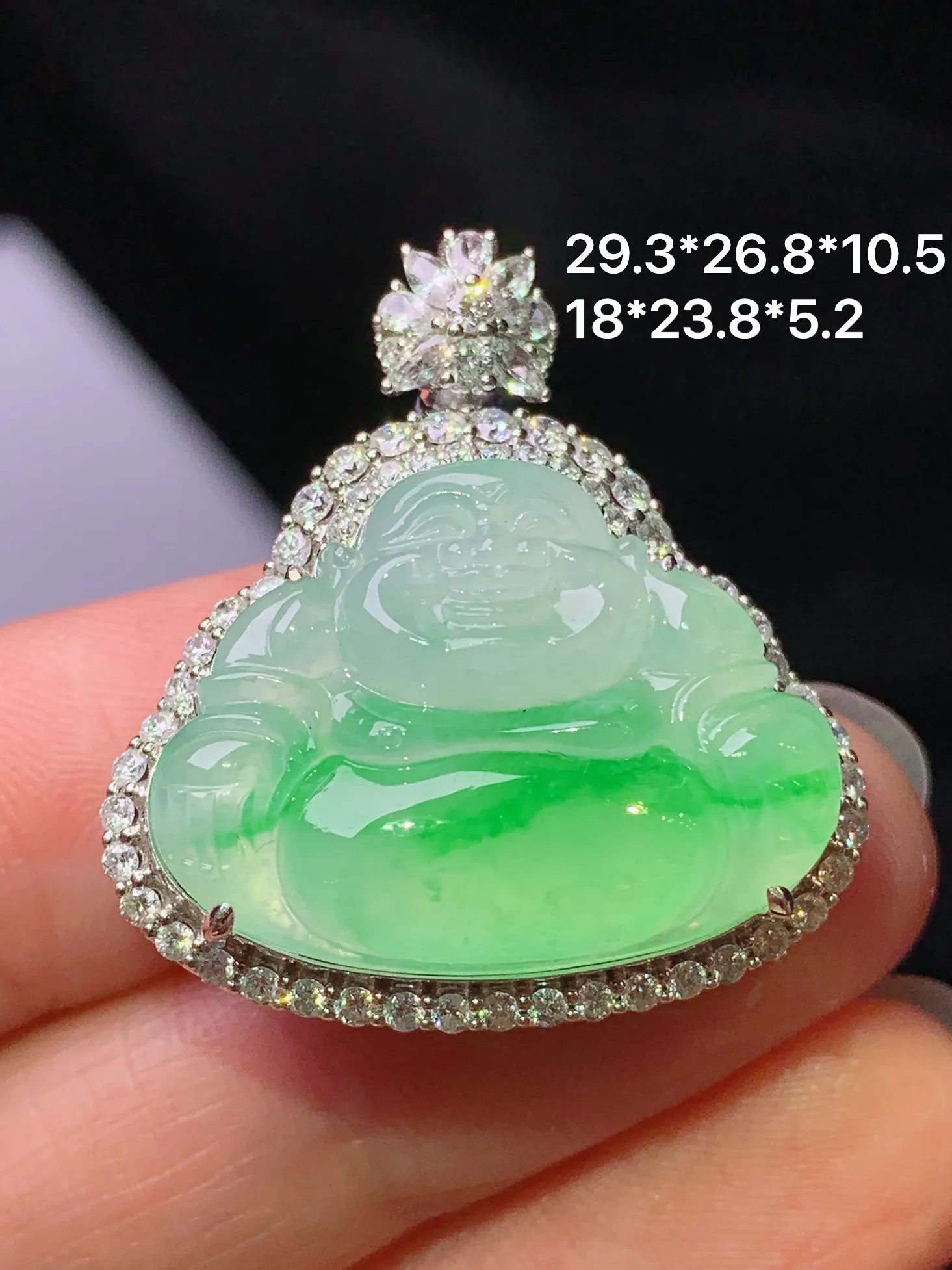 18k金钻镶嵌飘绿佛公吊坠 玉质细腻 色泽艳丽清新 整体尺寸29.3*26.8*10.5