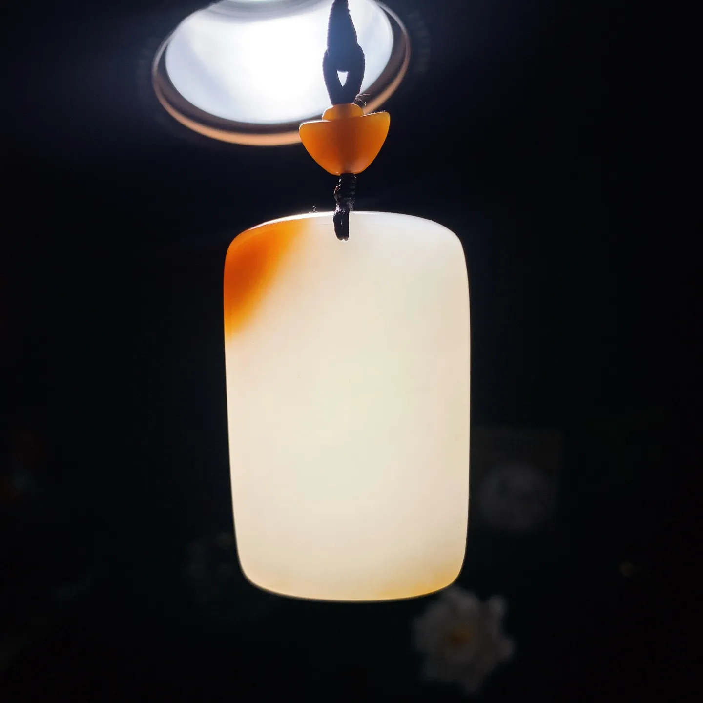 新疆和田玉白玉且末糖羊脂平安无事挂件 尺寸53/32/9重45克。玉质细腻油润。手推出油。佩戴高端典雅。lt260209