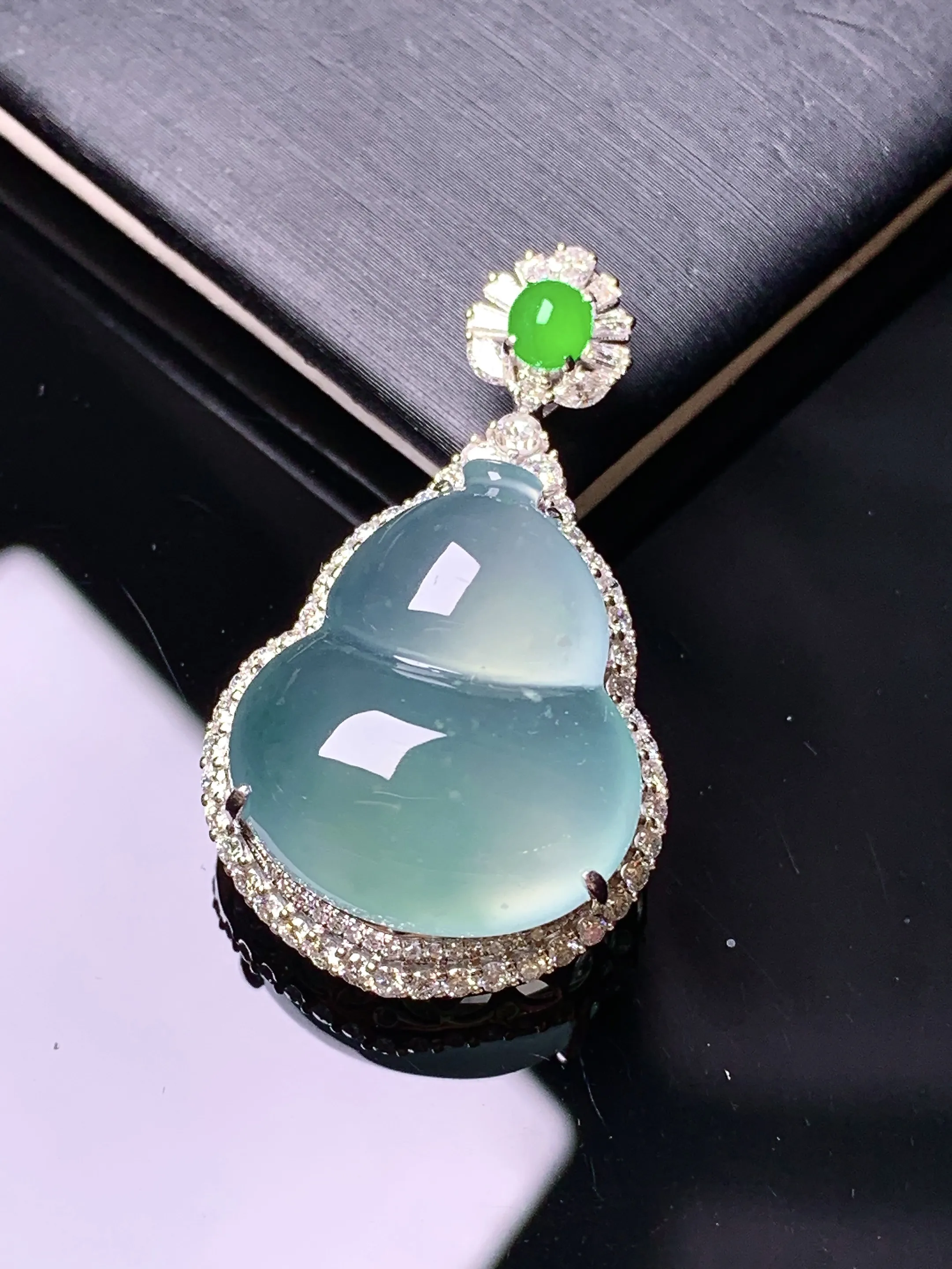 18k金钻镶嵌冰种葫芦吊坠 玉质细腻 色泽艳丽清新 整体尺寸34.5*20.3*11