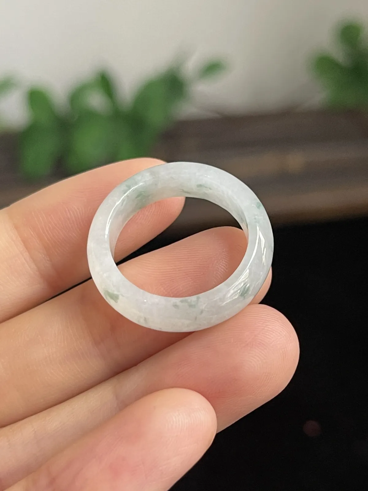 翡翠冰糯种飘绿戒指