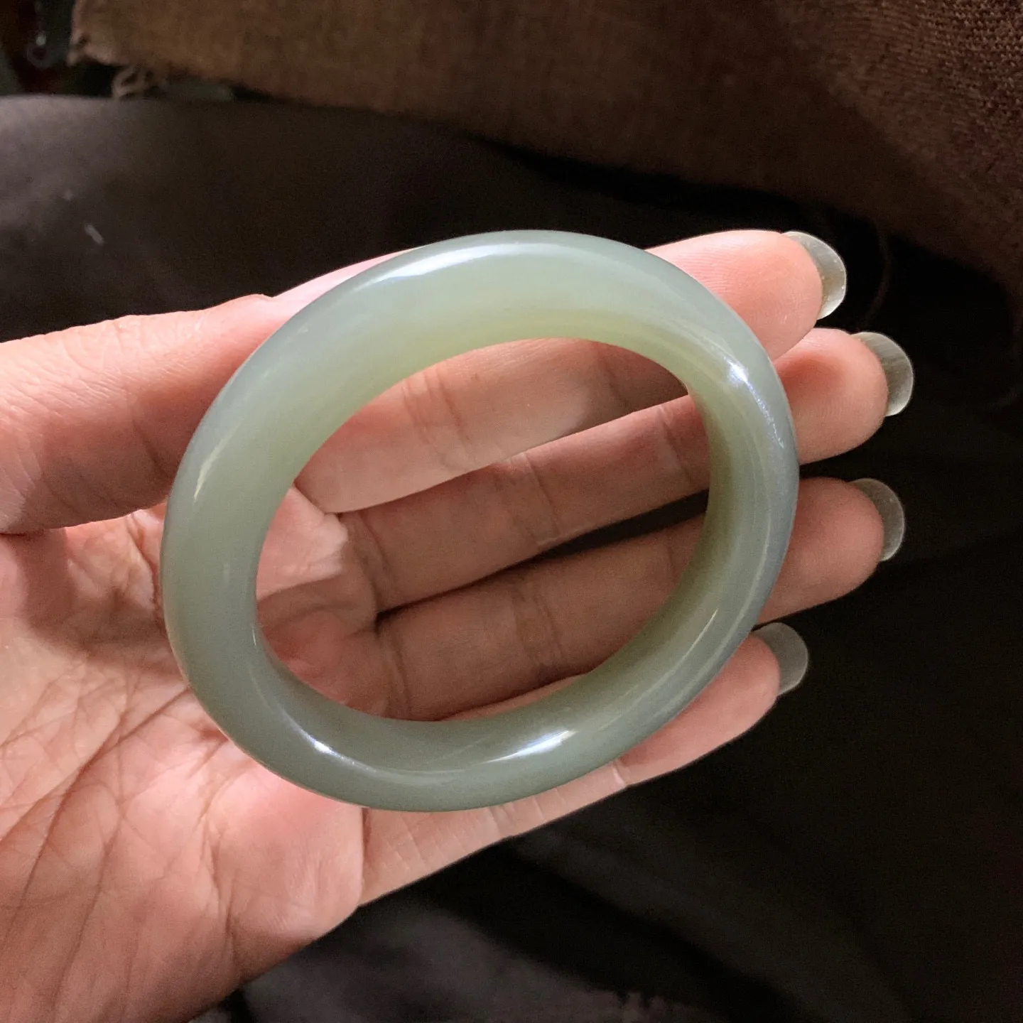 和田玉54.5圈口粉紫色手镯，镯型古朴典雅。在诗情画意的雨巷相遇，你是我腕间的一抹风情，有你眸有深情.清风荡漾湖间静水，我愿俯身低眉，在烟波涟漪处寻