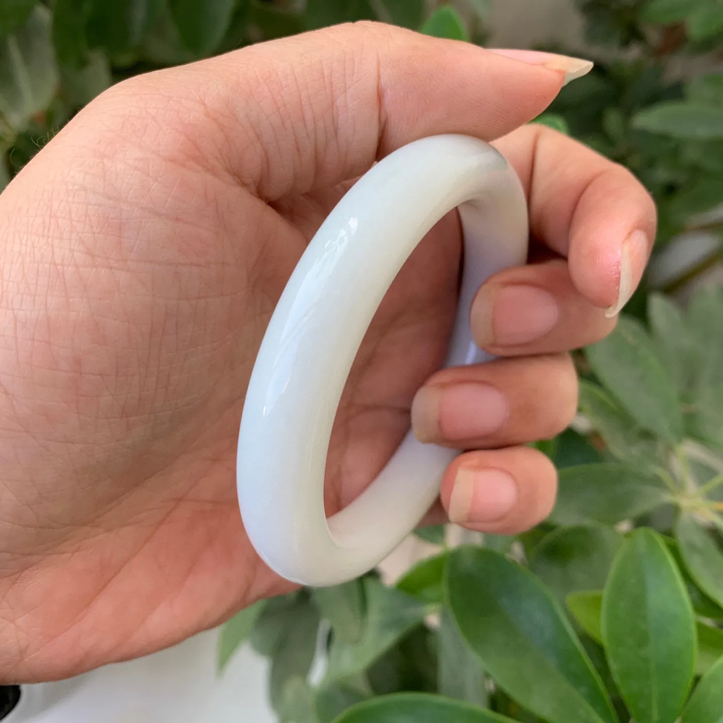 58圈口和田玉羊脂白玉手镯，镯型古朴典雅。在诗情画意的雨巷相遇，你是我腕间的一抹风情，有你眸有深情.