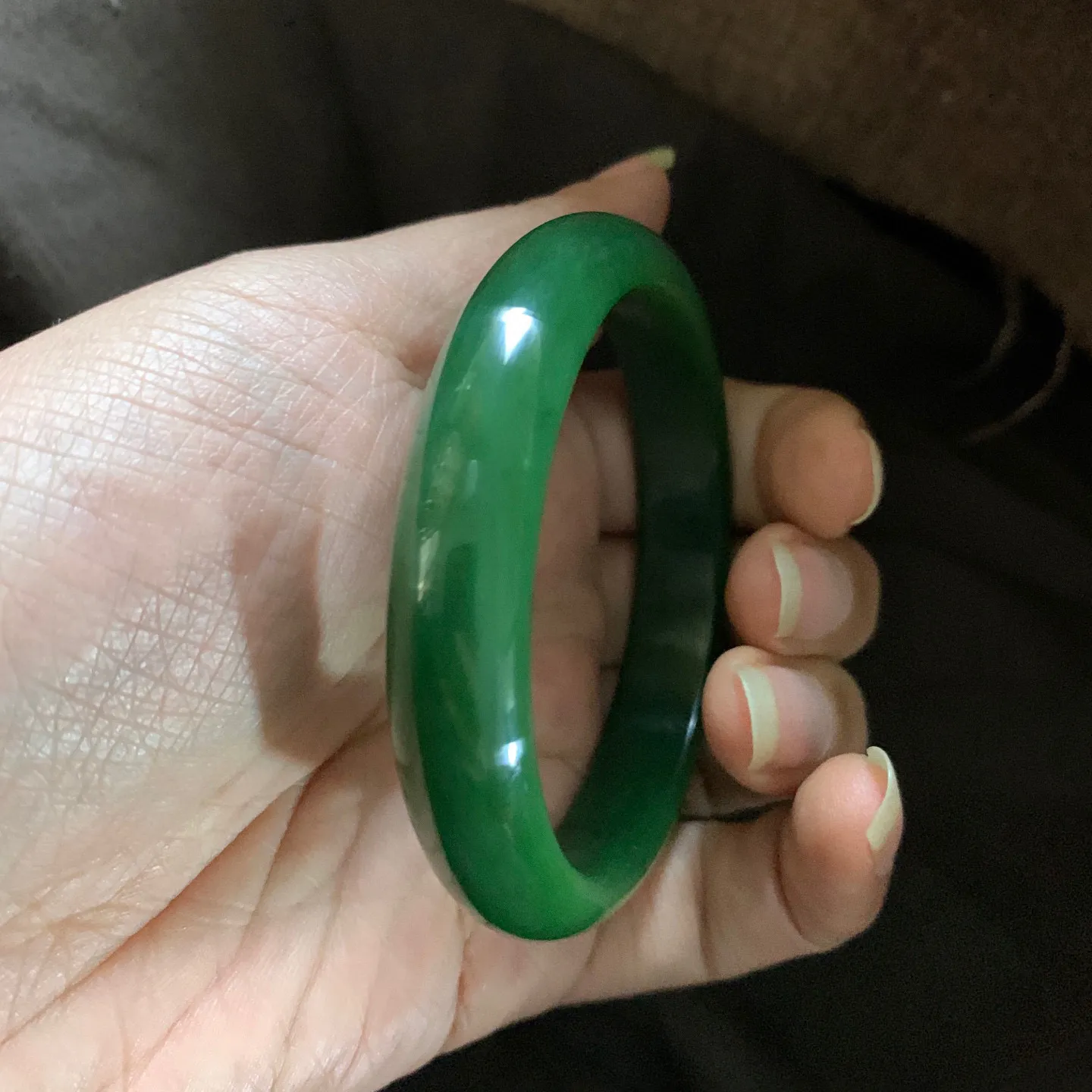 和田玉59.7圈口碧玉菠菜绿手镯，镯型古朴典雅。在诗情画意的雨巷相遇，你是我腕间的一抹风情，有你眸有