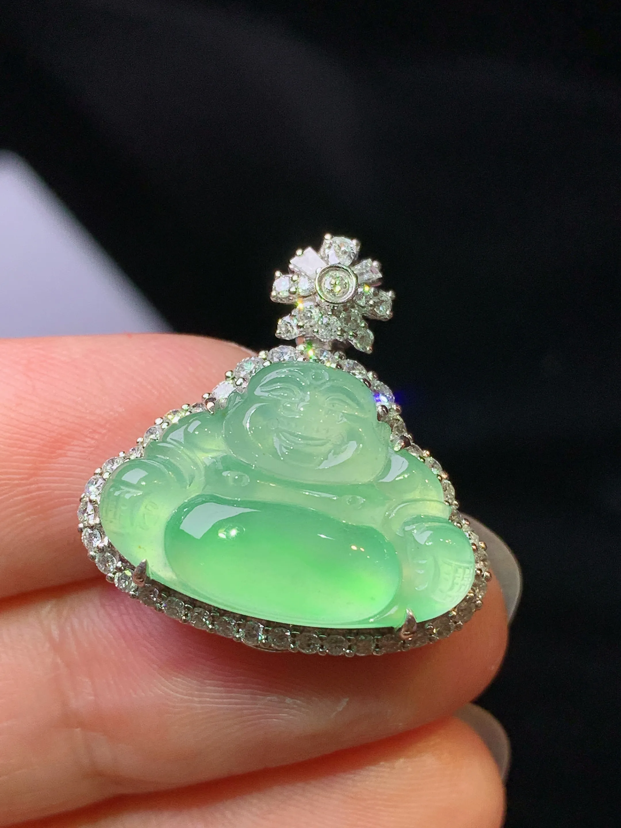 18k金钻镶嵌翠绿佛公吊坠 玉质细腻 色泽艳丽清新 整体尺寸22.6*21.7*9