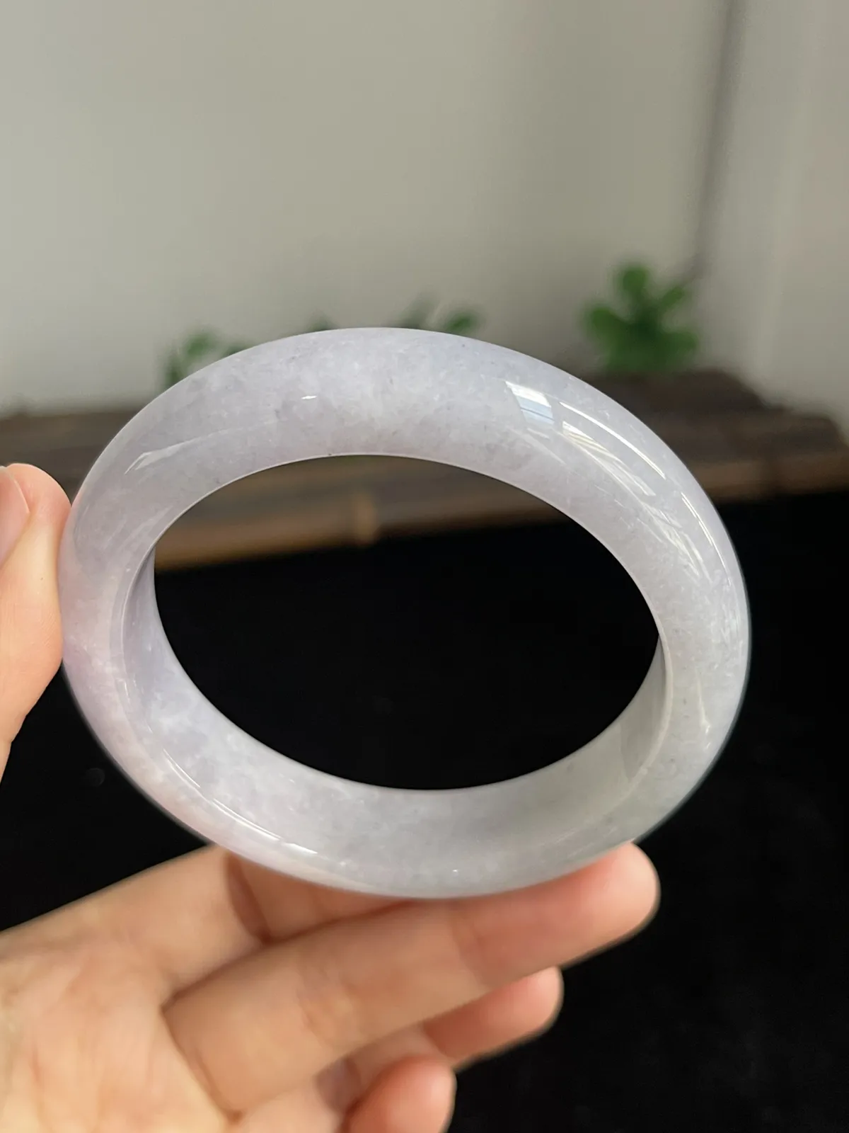 正圈56.7圈口，翡翠糯化种白色手镯