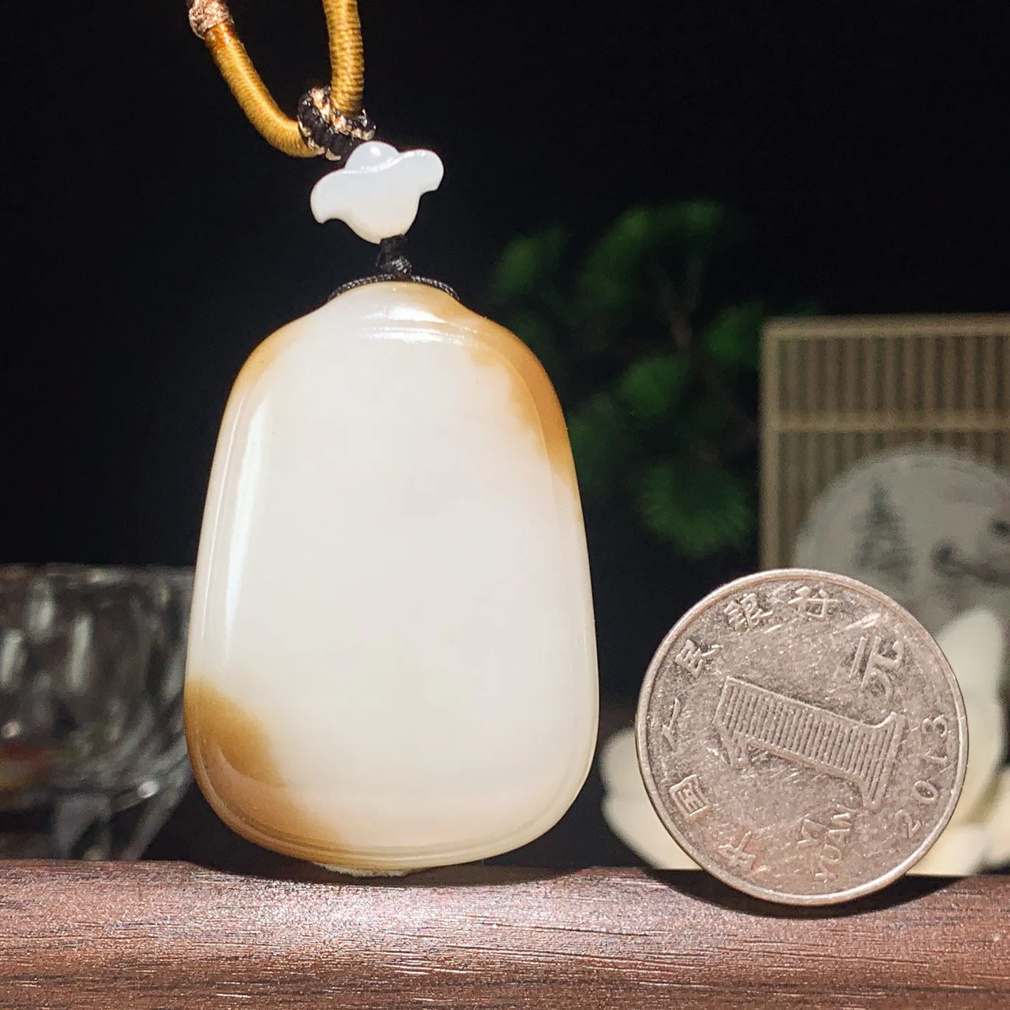 新疆和田玉白玉且末糖羊脂平安无事挂件 尺寸44/31/13重41.8克。玉质细腻油润。手推出油。佩戴高端典雅。lt260209