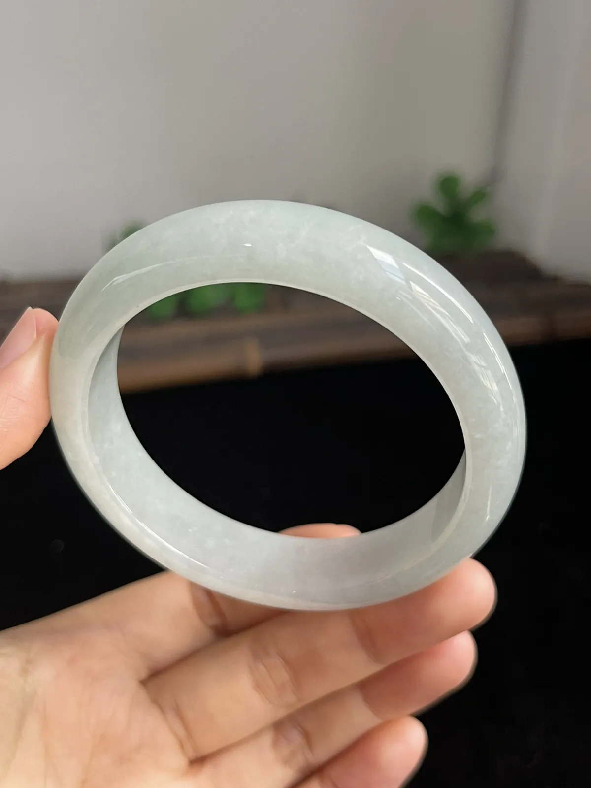 正圈56圈口，翡翠糯化种淡绿色手镯