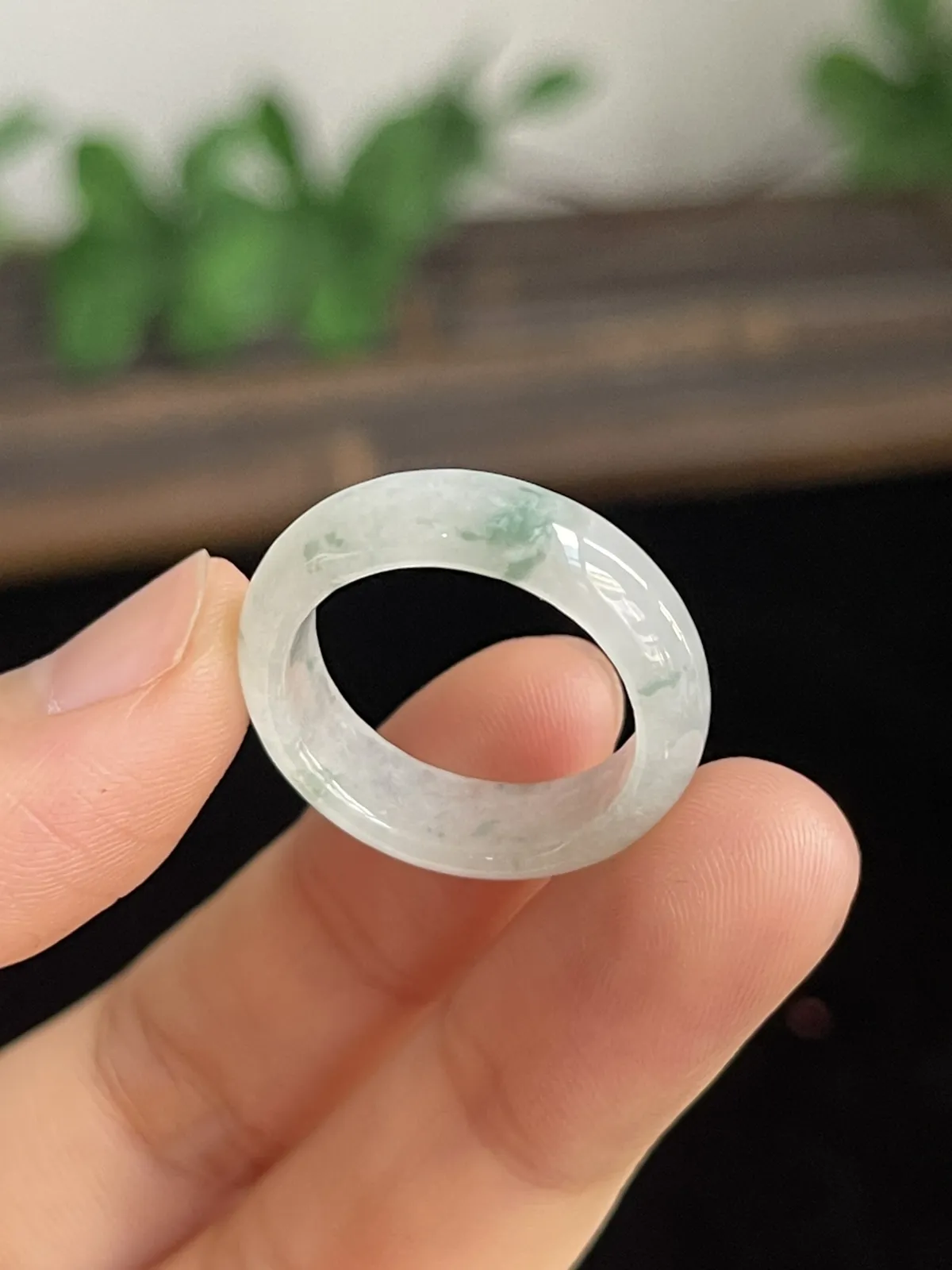 翡翠冰糯种飘绿戒指