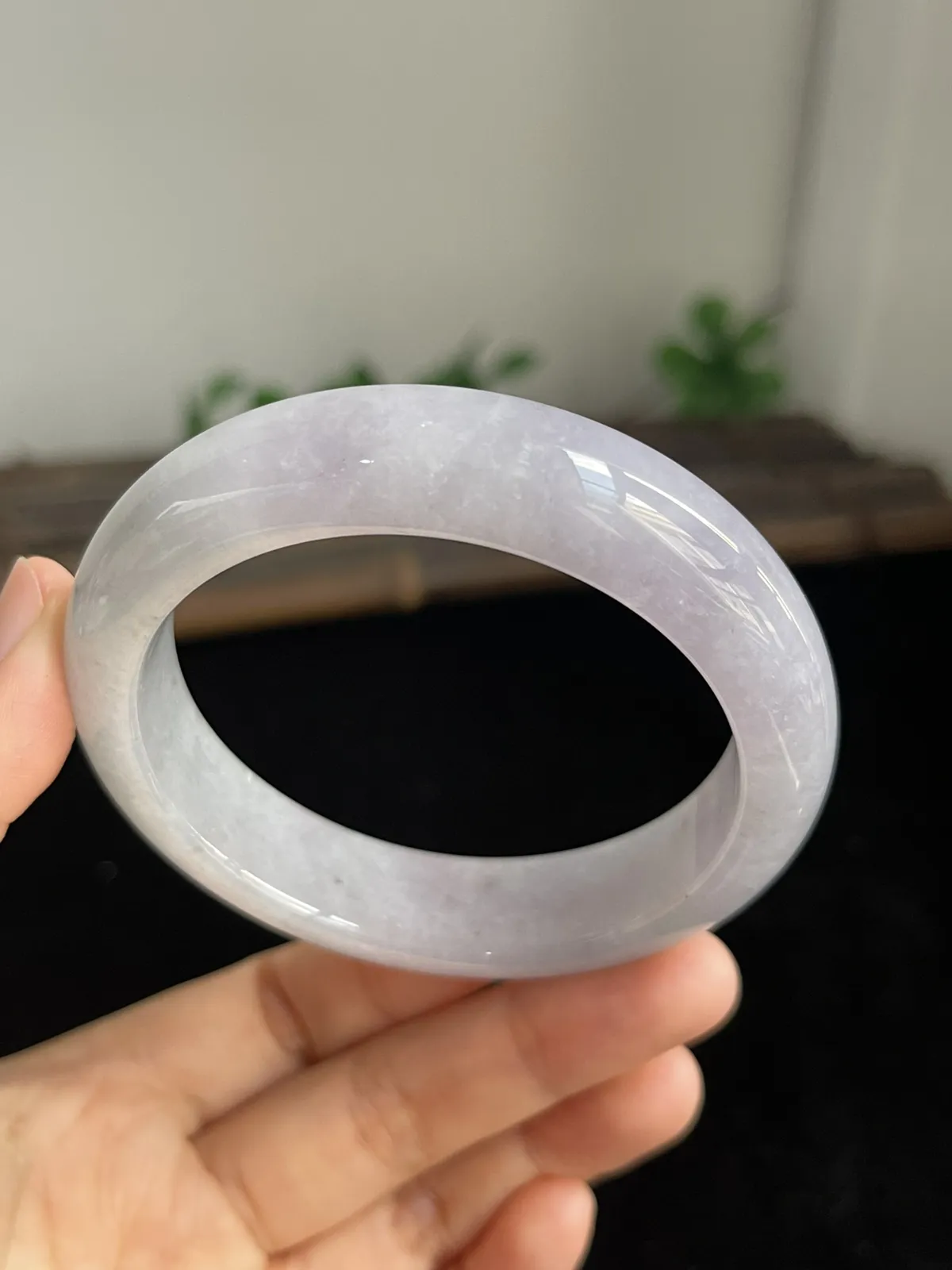 正圈56.7圈口，翡翠糯化种白色手镯