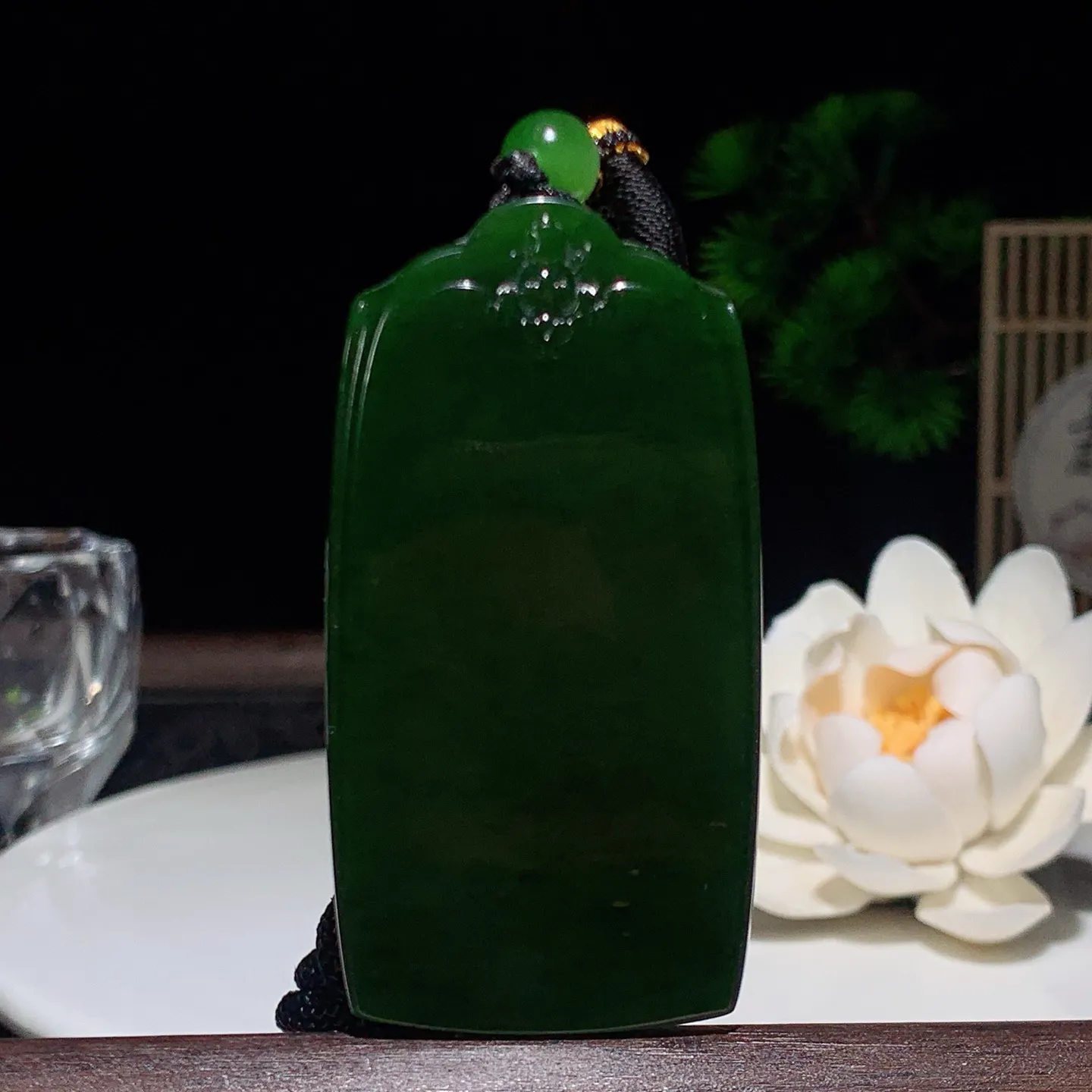 和田玉菠菜绿绿俄罗斯碧玉平安无事牌挂件。尺寸61/32/9重48.8克 玉质细腻油润 底色纯净 脂粉