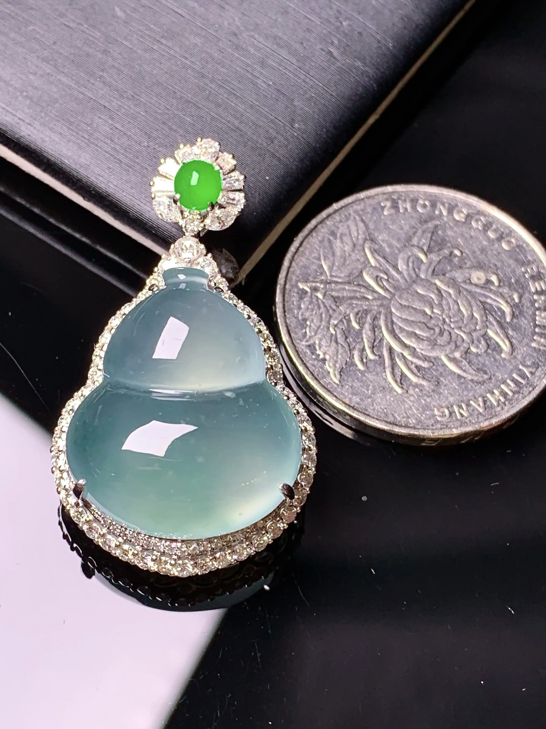 18k金钻镶嵌冰种葫芦吊坠 玉质细腻 色泽艳丽清新 整体尺寸34.5*20.3*11