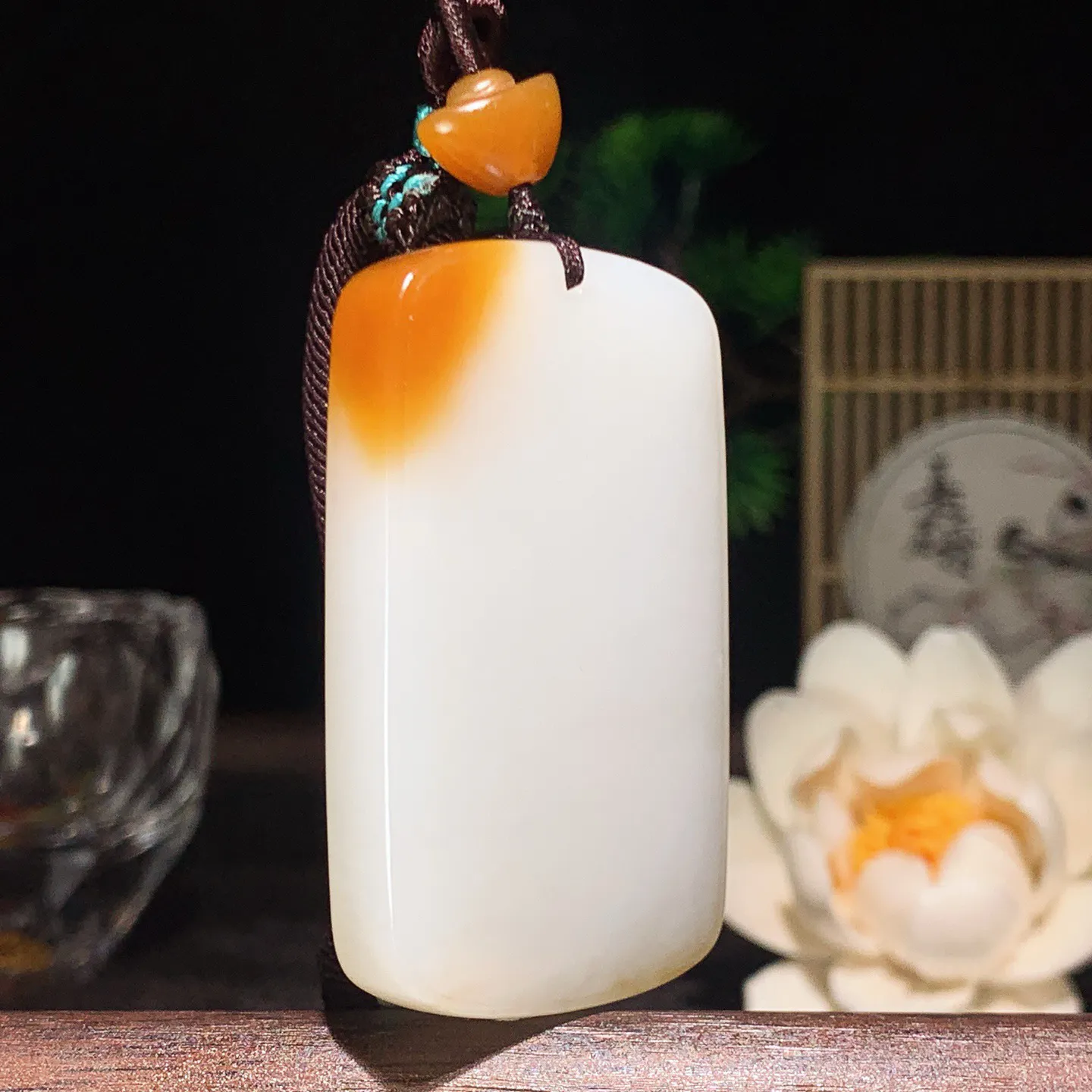 新疆和田玉白玉且末糖羊脂平安无事挂件 尺寸53/32/9重45克。玉质细腻油润。手推出油。佩戴高端典雅。lt260209