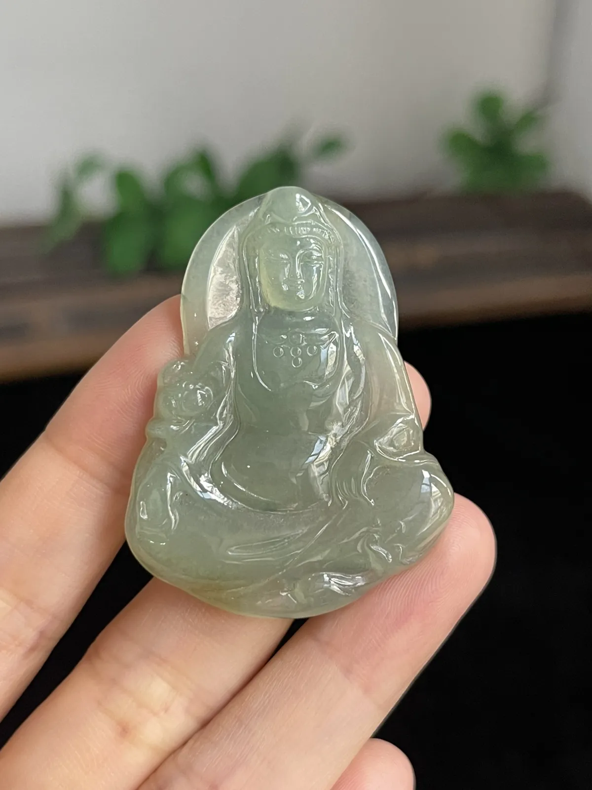 翡翠冰糯种浅绿色吊坠