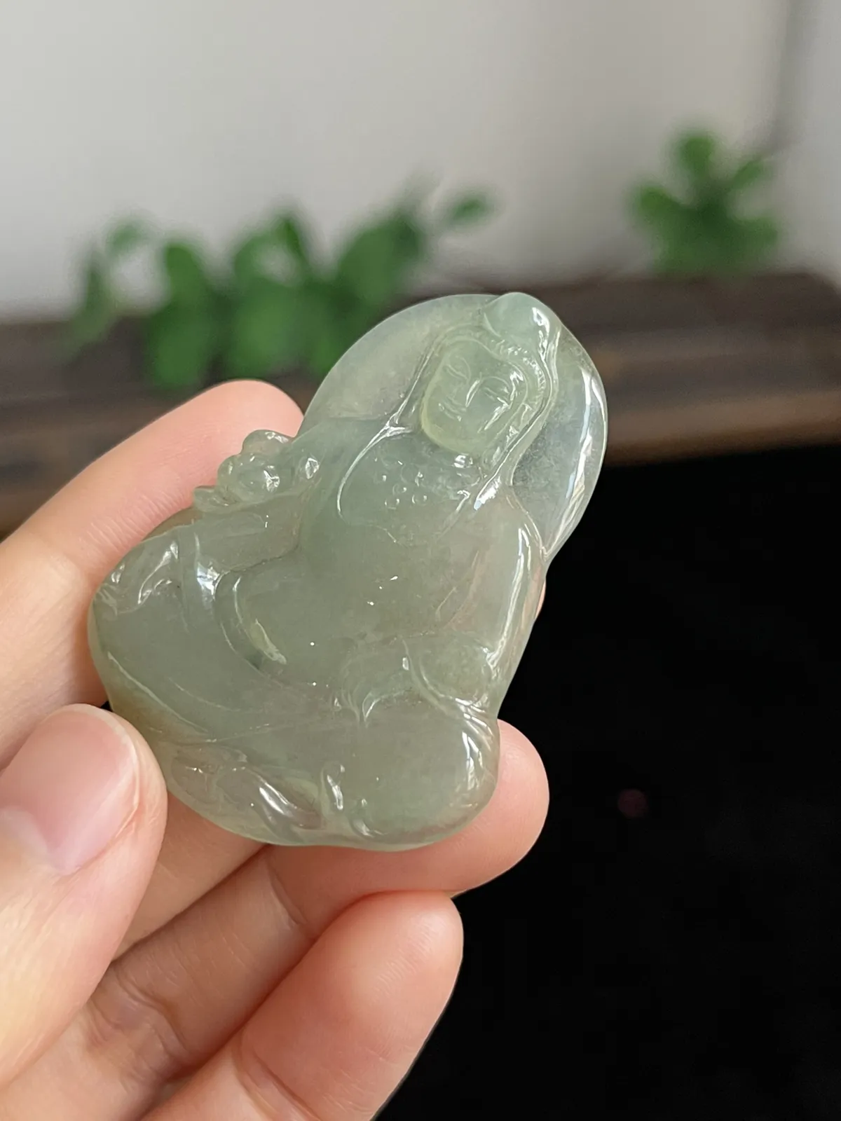 翡翠冰糯种浅绿色吊坠