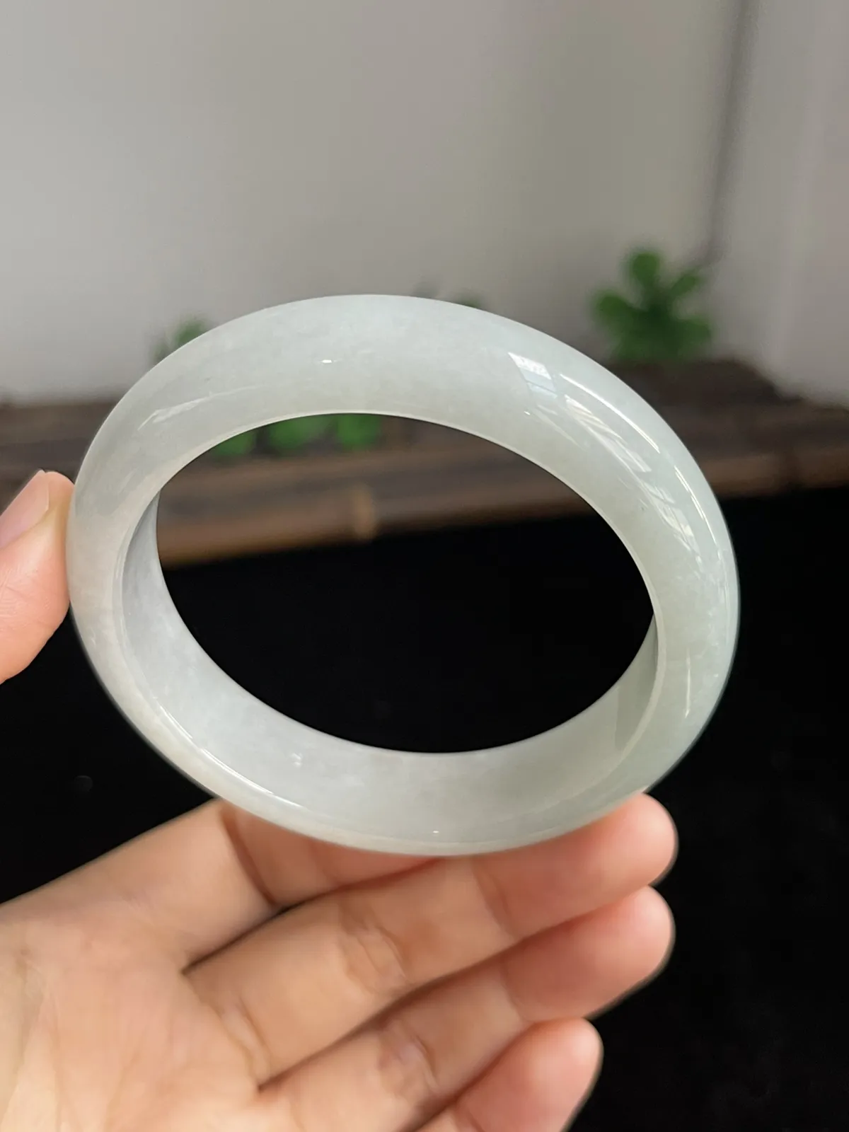 正圈56圈口，翡翠糯化种淡绿色手镯