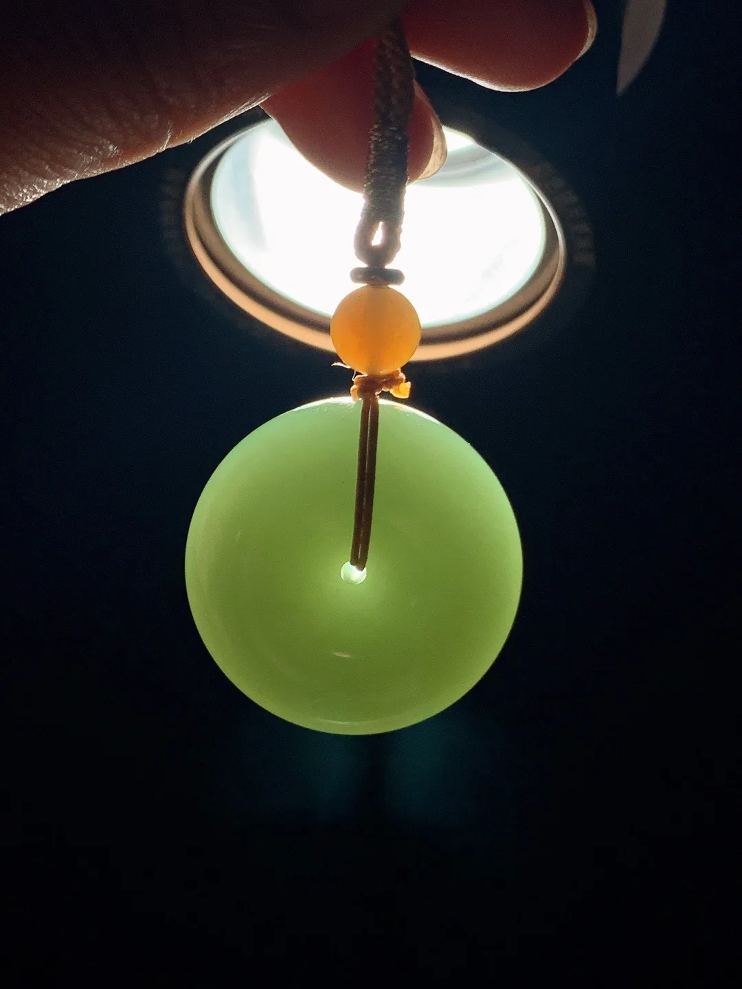 和田玉湖水绿平安扣挂件 尺寸30/14重26克。玉质细腻油润。手推出油。佩戴高端典雅。lt260209