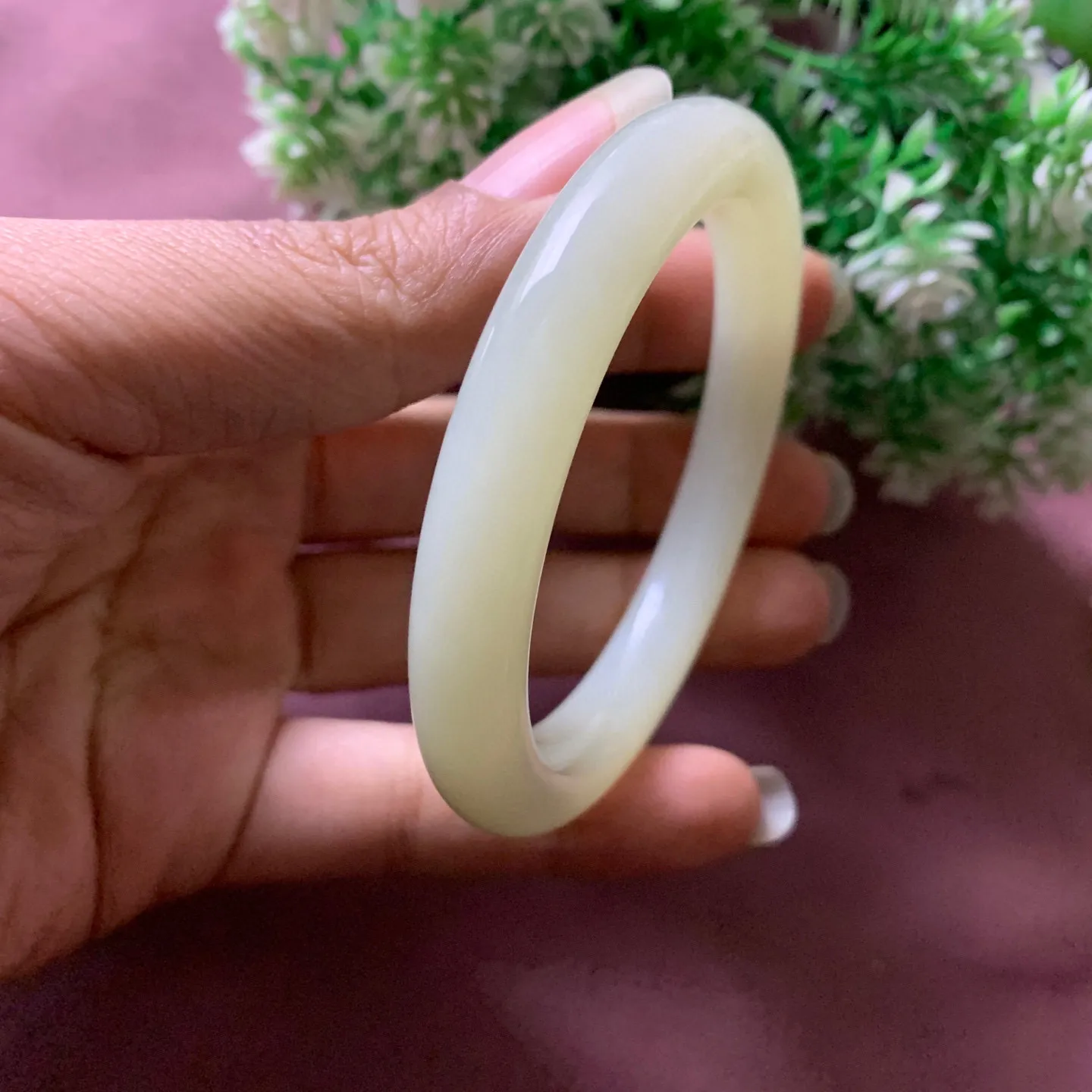 高冰清水，和田玉57圈口晴水色手镯【挽间柔情】，肉眼几乎无结构，镯型古朴典雅。在诗情画意的雨巷相遇，