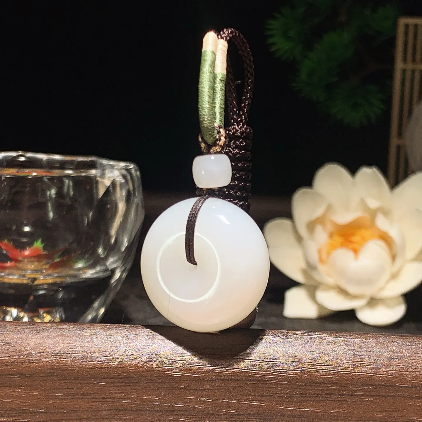 新疆和田玉平安扣挂件。尺寸24/12重15.4克 玉质细腻油润 底色纯净 脂粉好，品质好！lt262