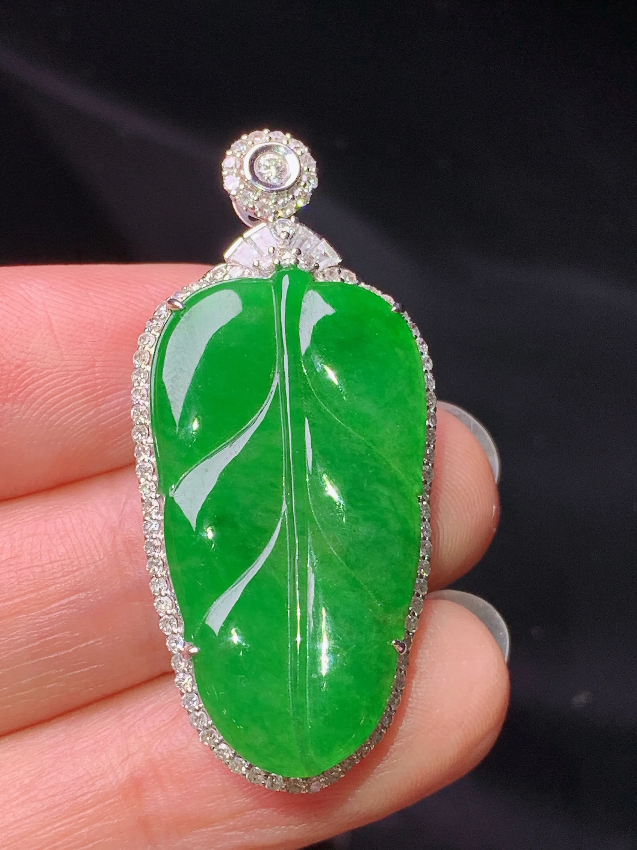 18k金钻镶嵌满绿树叶吊坠 玉质细腻 色泽艳丽清新 整体尺寸40.3*18.5*7