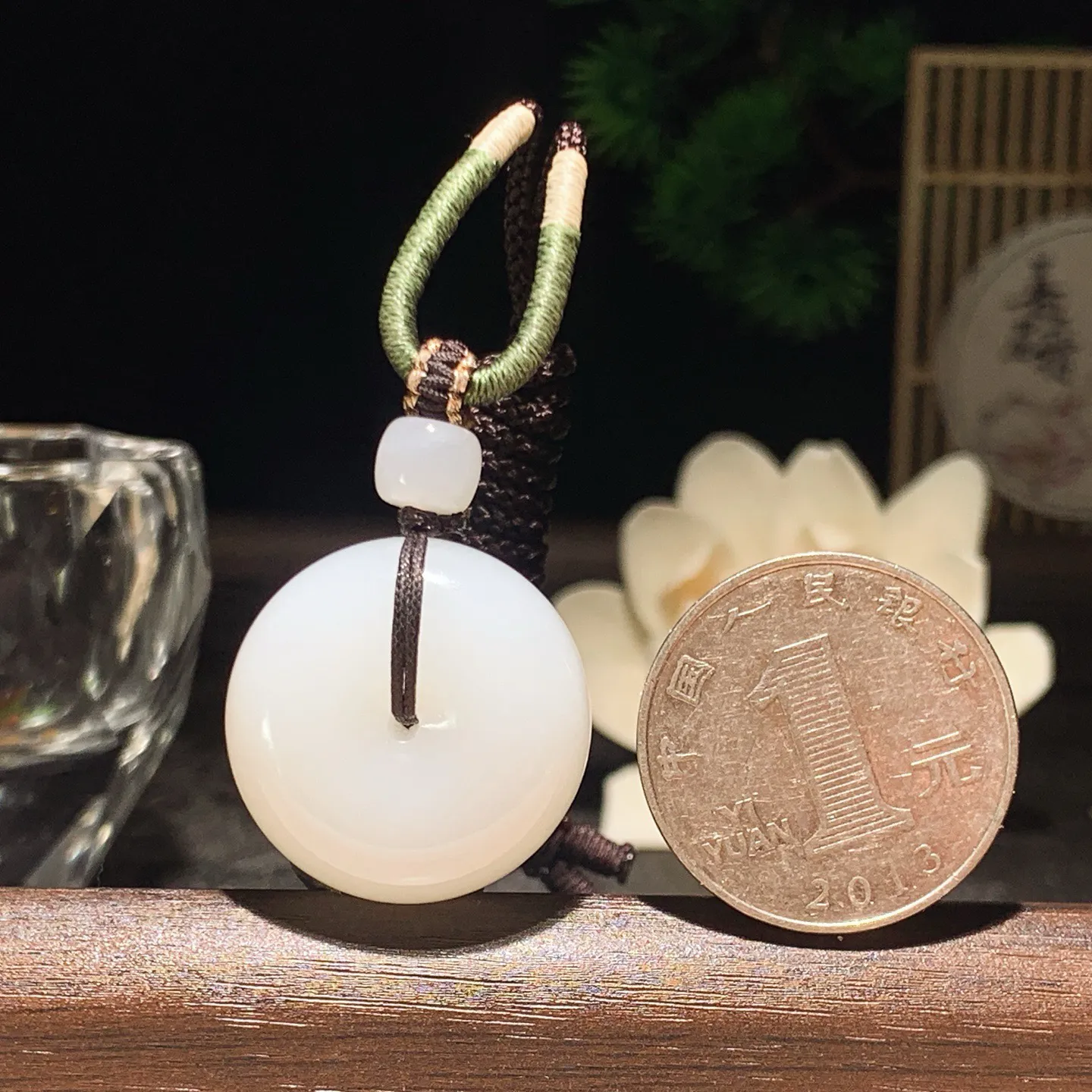 新疆和田玉平安扣挂件。尺寸24/12重15.4克 玉质细腻油润 底色纯净 脂粉好，品质好！lt26209