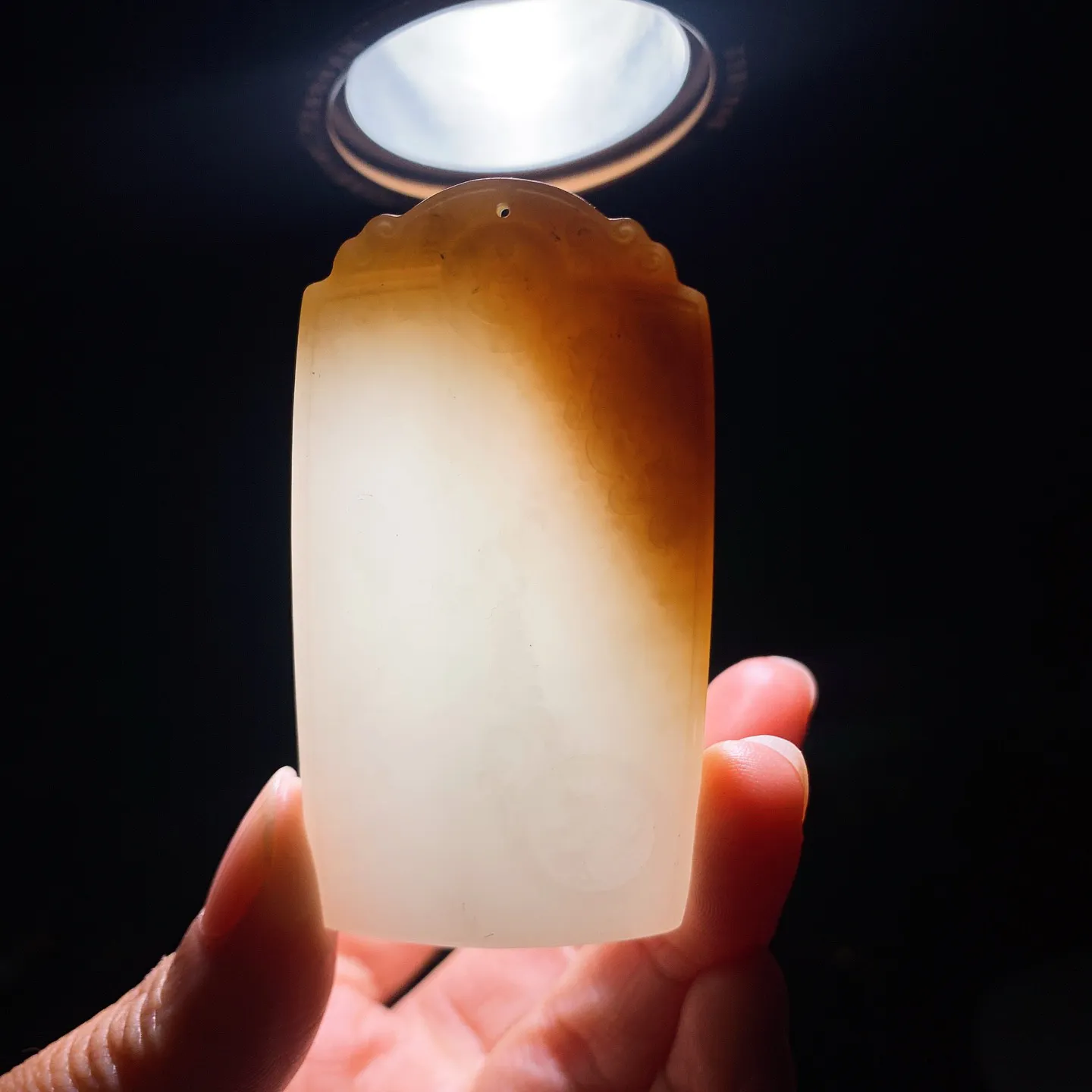 新疆和田玉白玉且末糖观音挂件 尺寸67/35/12重61克。玉质细腻油润。手推出油。佩戴高端典雅。lt260209