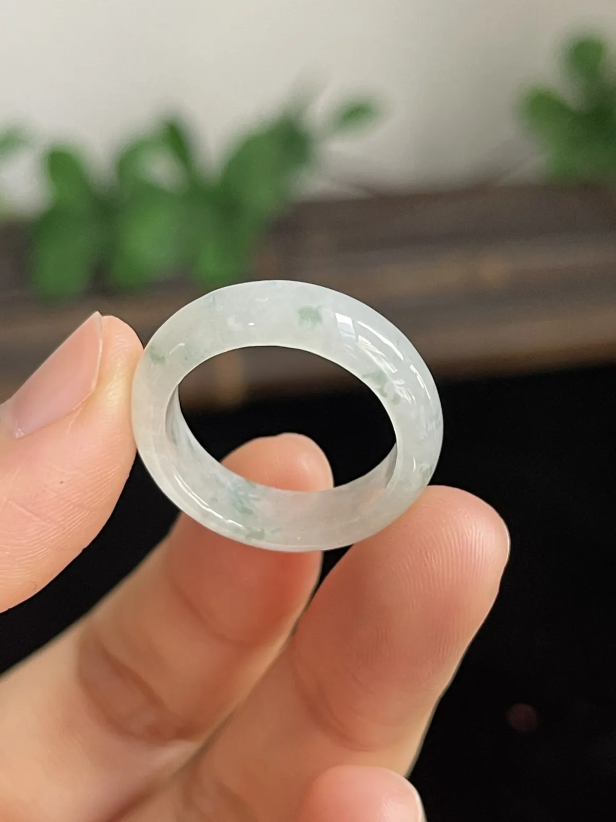 翡翠冰糯种飘绿戒指