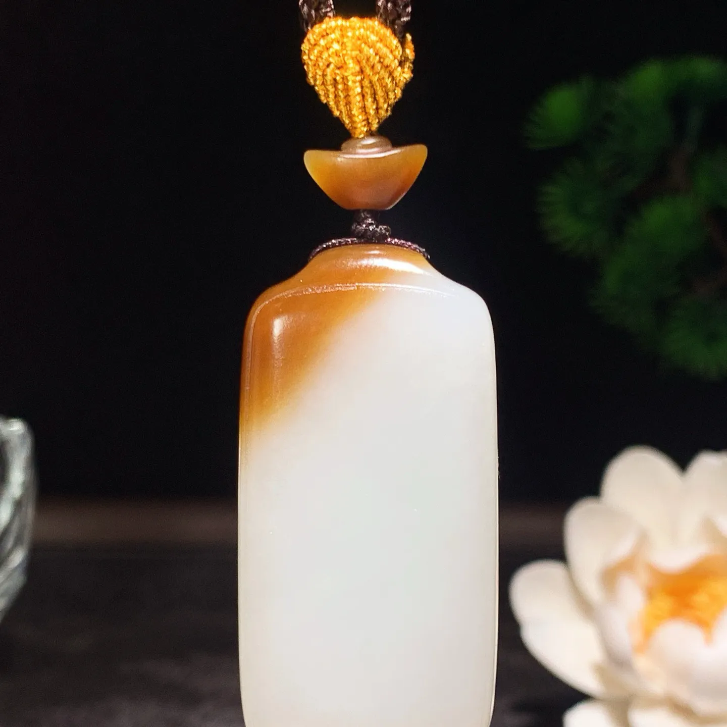 新疆和田玉白玉且末糖羊脂平安无事挂件 尺寸47/23/10重32克。玉质细腻油润。手推出油。佩戴高端典雅。lt260209