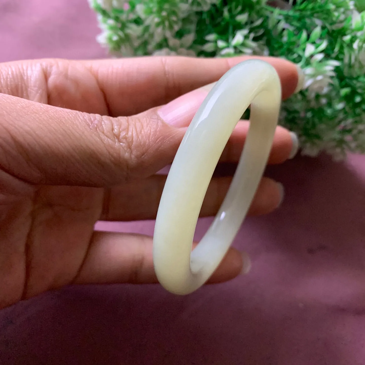 高冰清水，和田玉57圈口晴水色手镯【挽间柔情】，肉眼几乎无结构，镯型古朴典雅。在诗情画意的雨巷相遇，