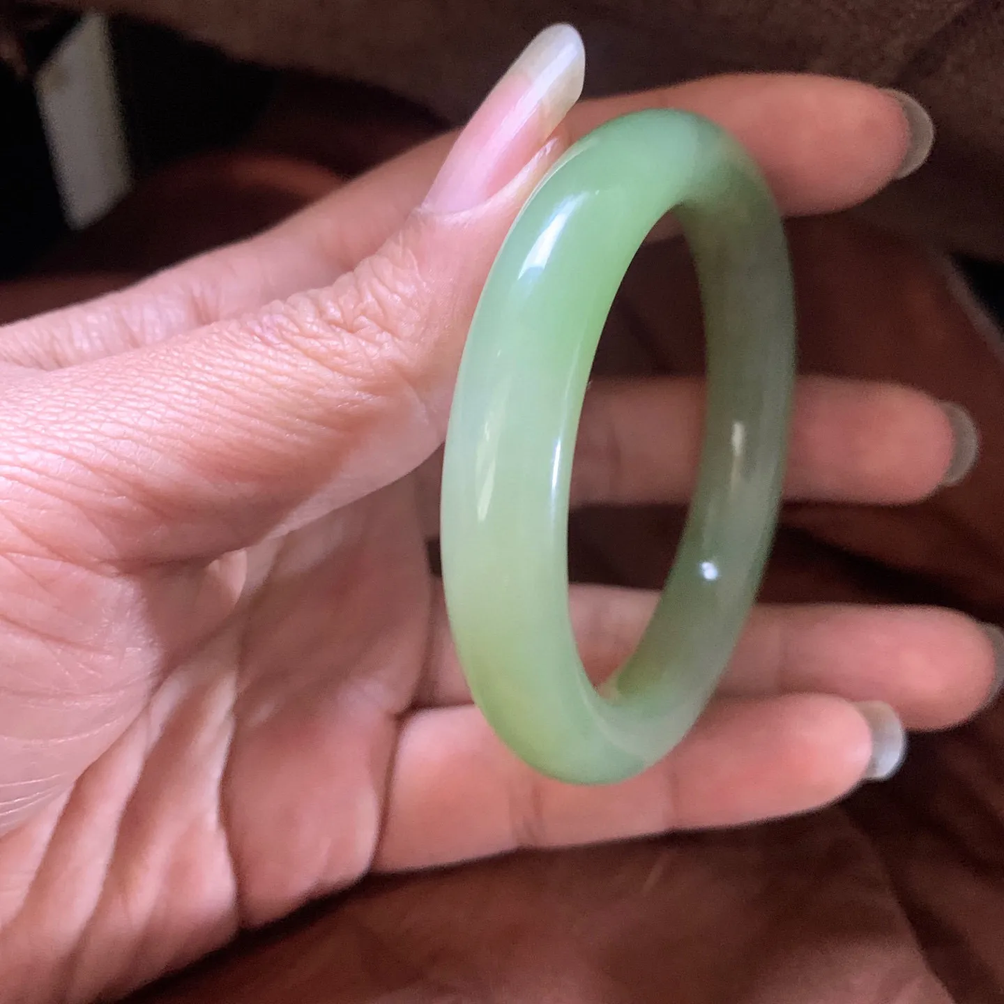 土豪款，和田玉52.5圈口翠青手镯，镯型古朴典雅。在诗情画意的雨巷相遇，你是我腕间的一抹风情，有你眸有深情.清风荡漾湖间静水，我愿俯身低眉，在烟波涟漪处寻