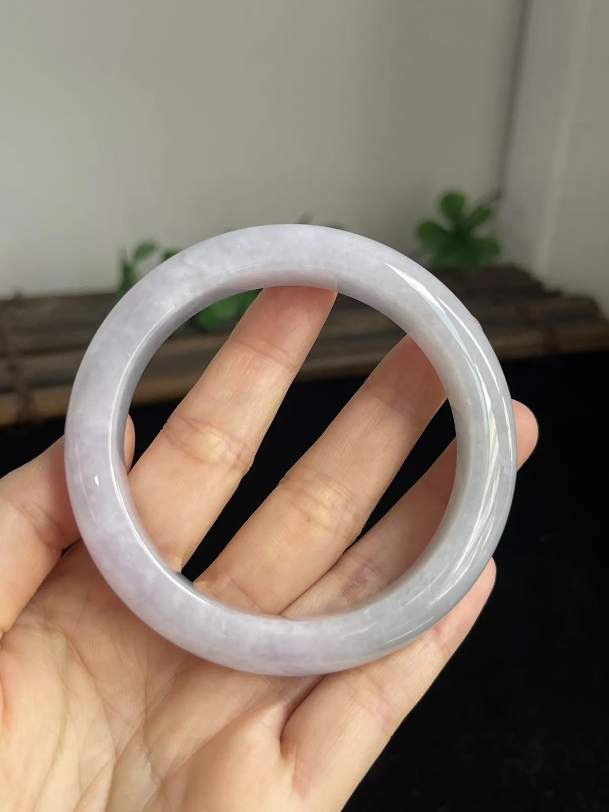 正圈56.7圈口，翡翠糯化种白色手镯