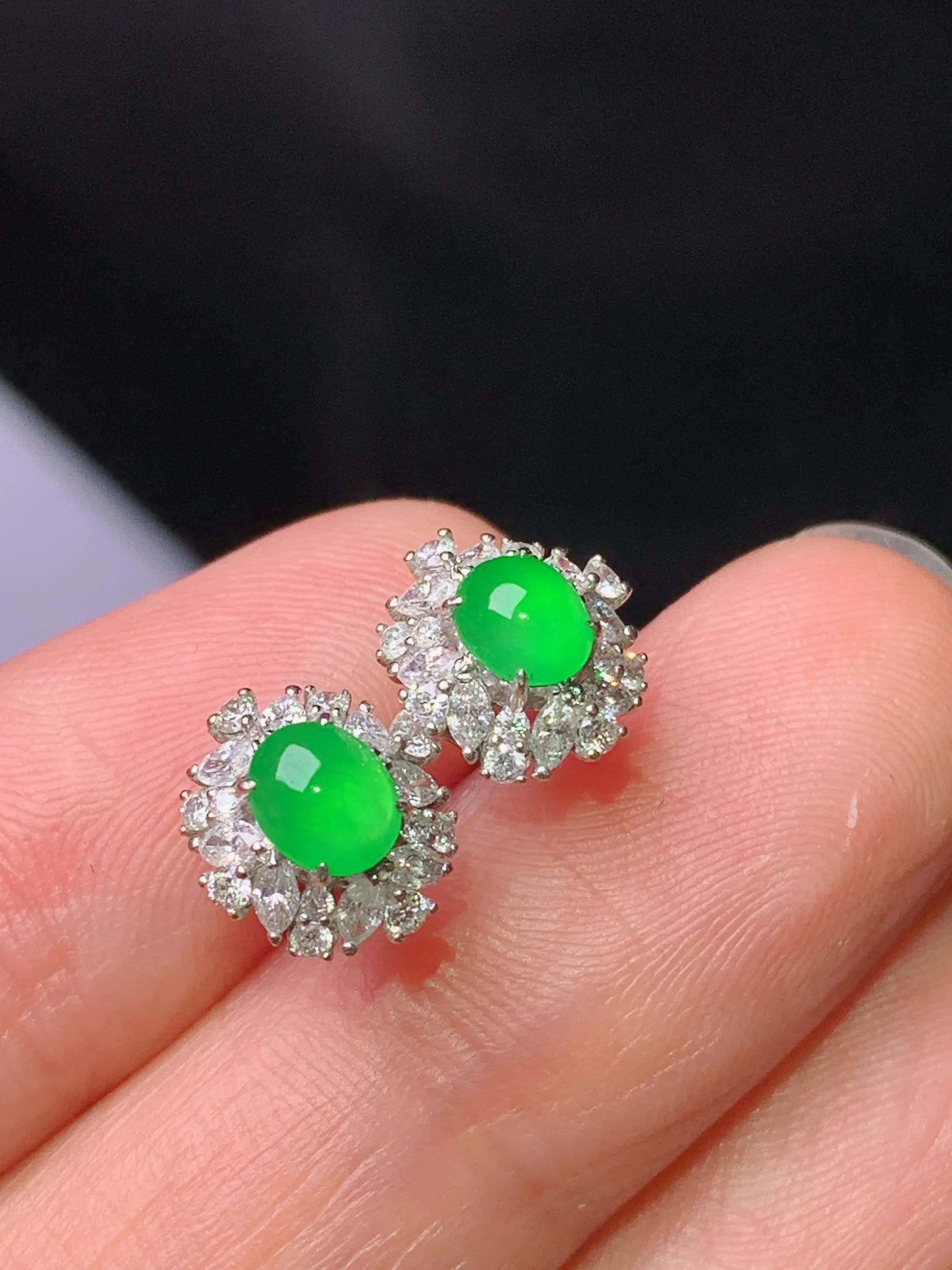 18k金钻镶嵌满绿蛋面耳钉 玉质细腻 色泽艳丽清新 整体尺寸9.2*8.3*6