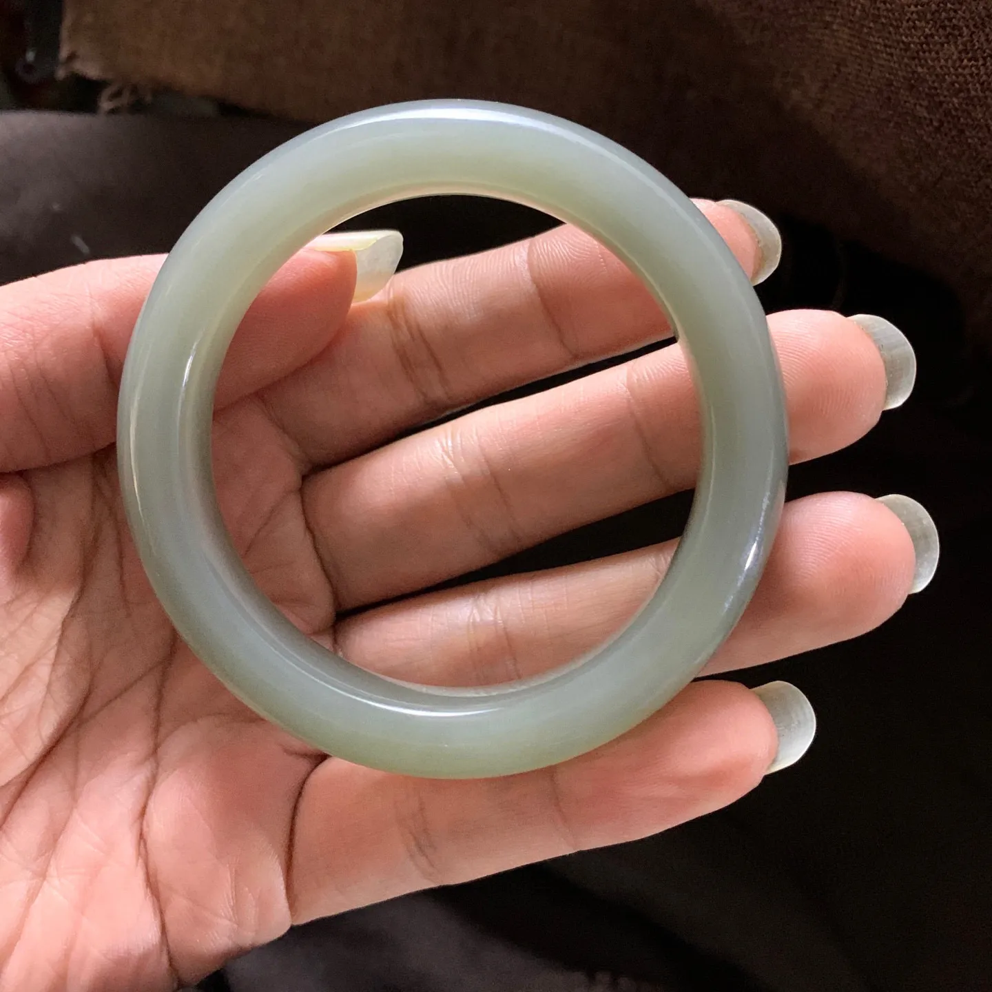 和田玉54.5圈口粉紫色手镯，镯型古朴典雅。在诗情画意的雨巷相遇，你是我腕间的一抹风情，有你眸有深情