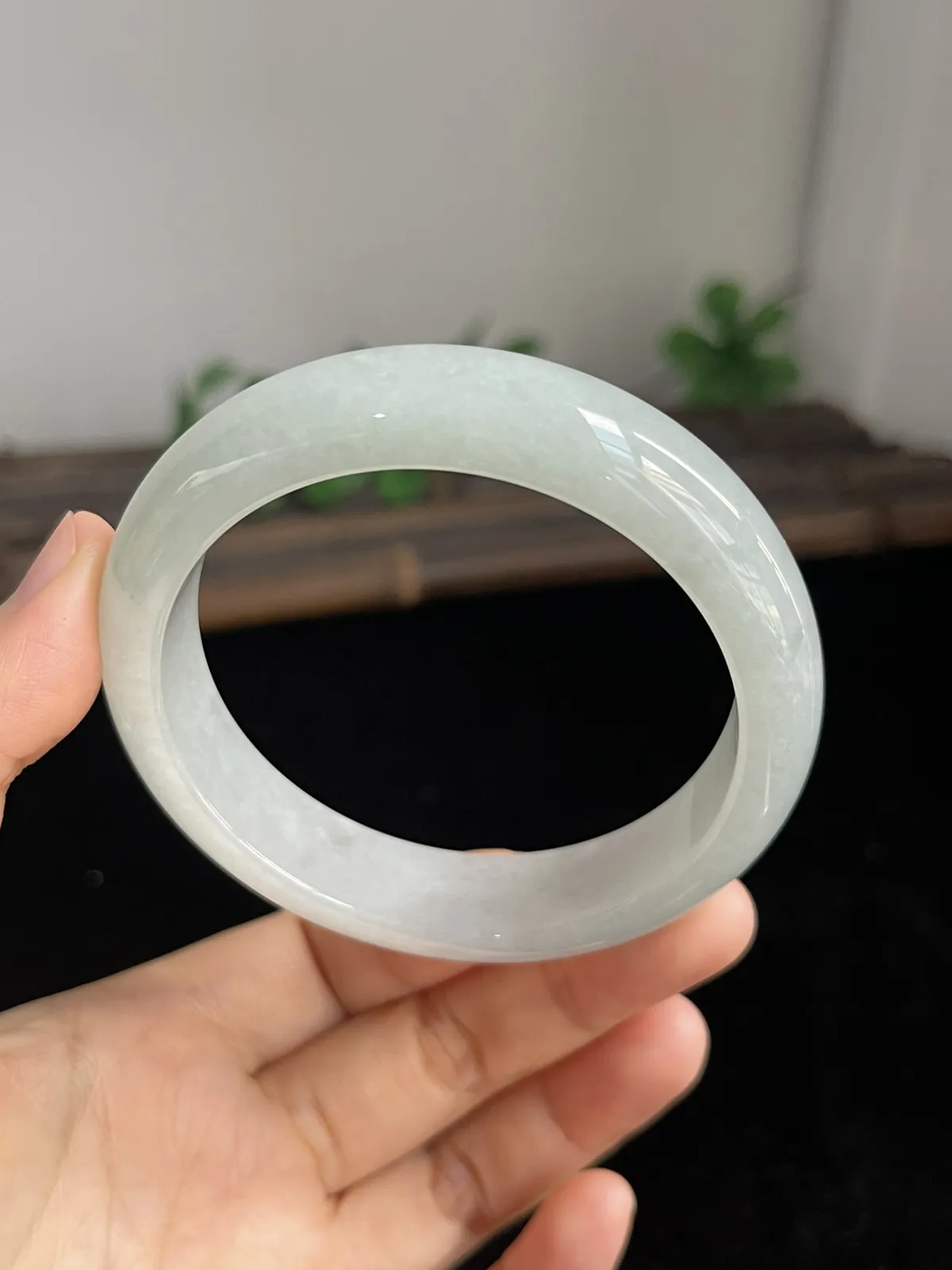 正圈56圈口，翡翠糯化种淡绿色手镯