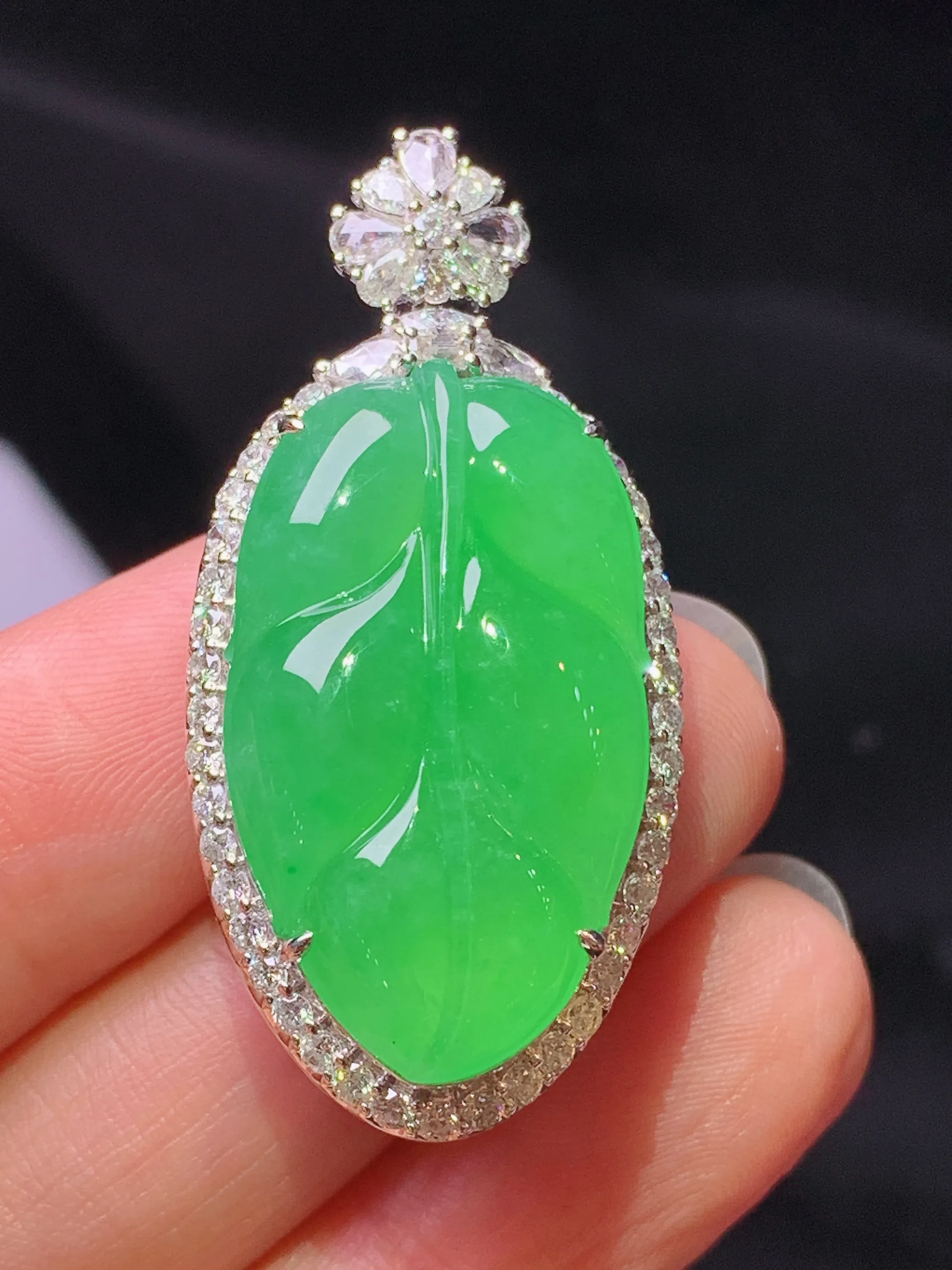 18k金钻镶嵌翠绿树叶吊坠 玉质细腻 色泽艳丽清新 整体尺寸41.5*20*13.2