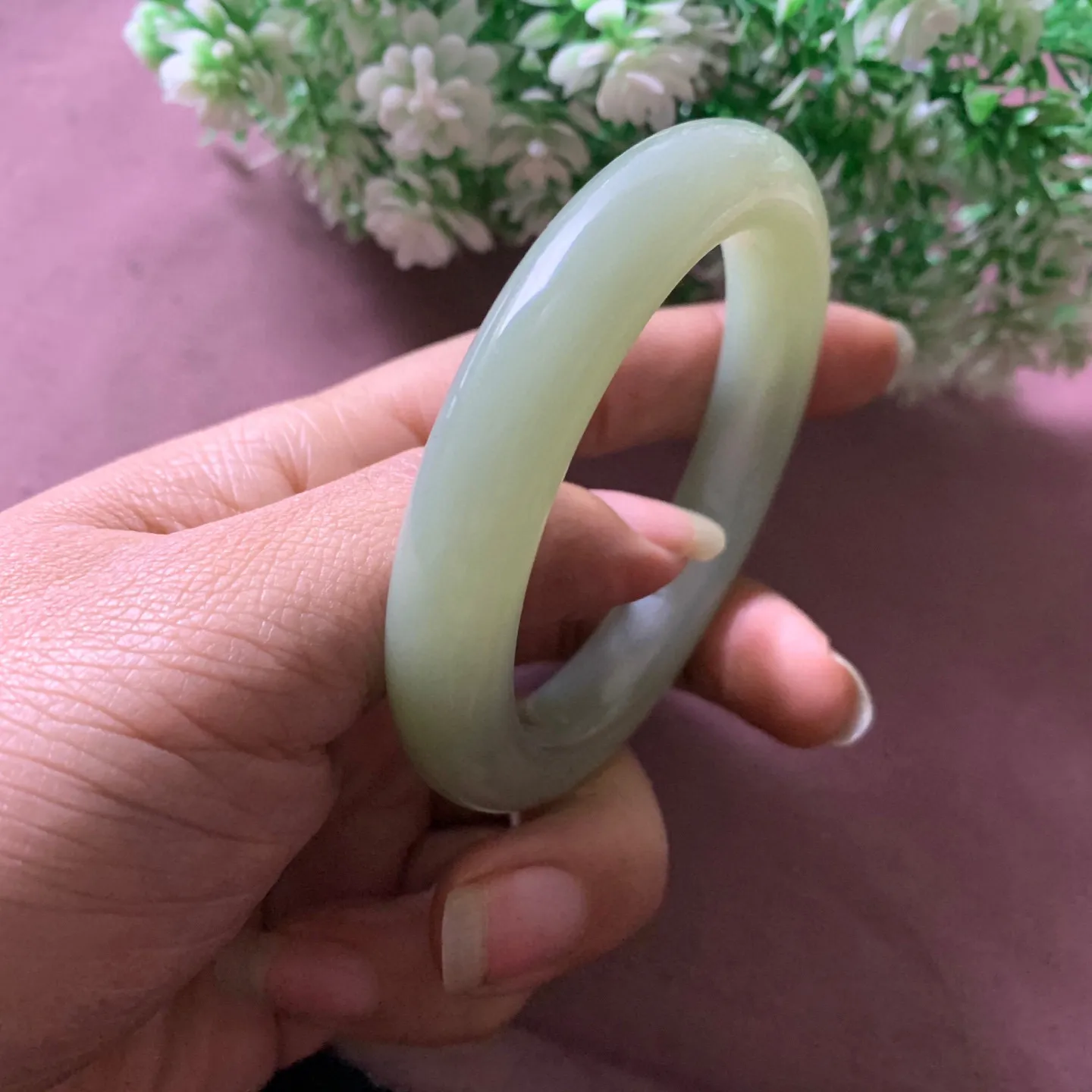 高冰清水，和田玉55.5圈口晴水色手镯【挽间柔情】，肉眼几乎无结构，镯型古朴典雅。在诗情画意的雨巷相遇，你是我腕间的一抹风情，有你眸有深情.清风荡漾湖间静水，我愿俯身低眉，在烟波涟漪处寻