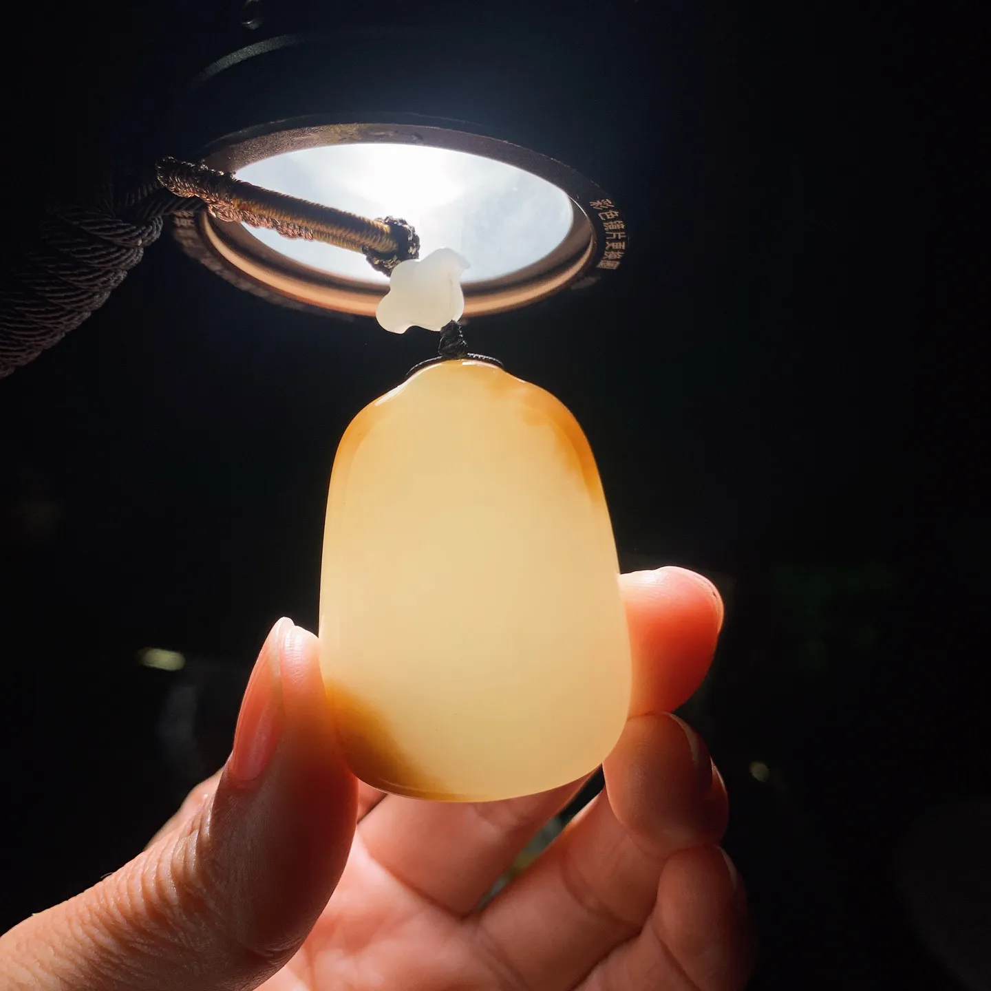 新疆和田玉白玉且末糖羊脂平安无事挂件 尺寸44/31/13重41.8克。玉质细腻油润。手推出油。佩戴高端典雅。lt260209