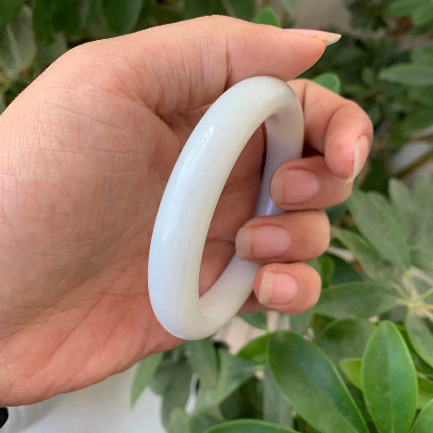 58圈口和田玉羊脂白玉手镯，镯型古朴典雅。在诗情画意的雨巷相遇，你是我腕间的一抹风情，有你眸有深情.清风荡漾湖间静水，我愿俯身低眉，在烟波涟漪处寻你