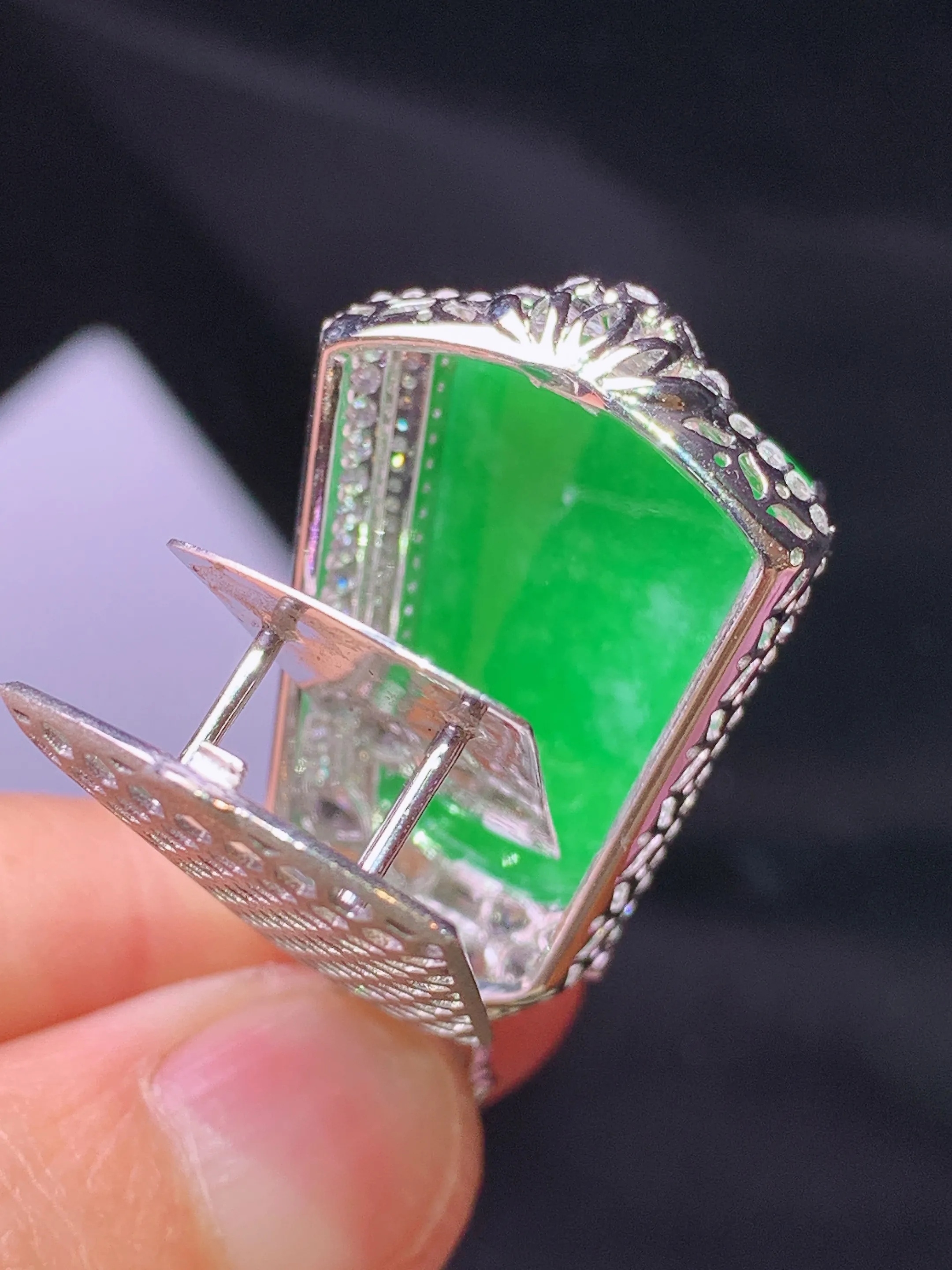 18k金钻镶嵌翠绿无事牌吊坠 玉质细腻 色泽艳丽清新 整体尺寸40.5*21.1*11.3