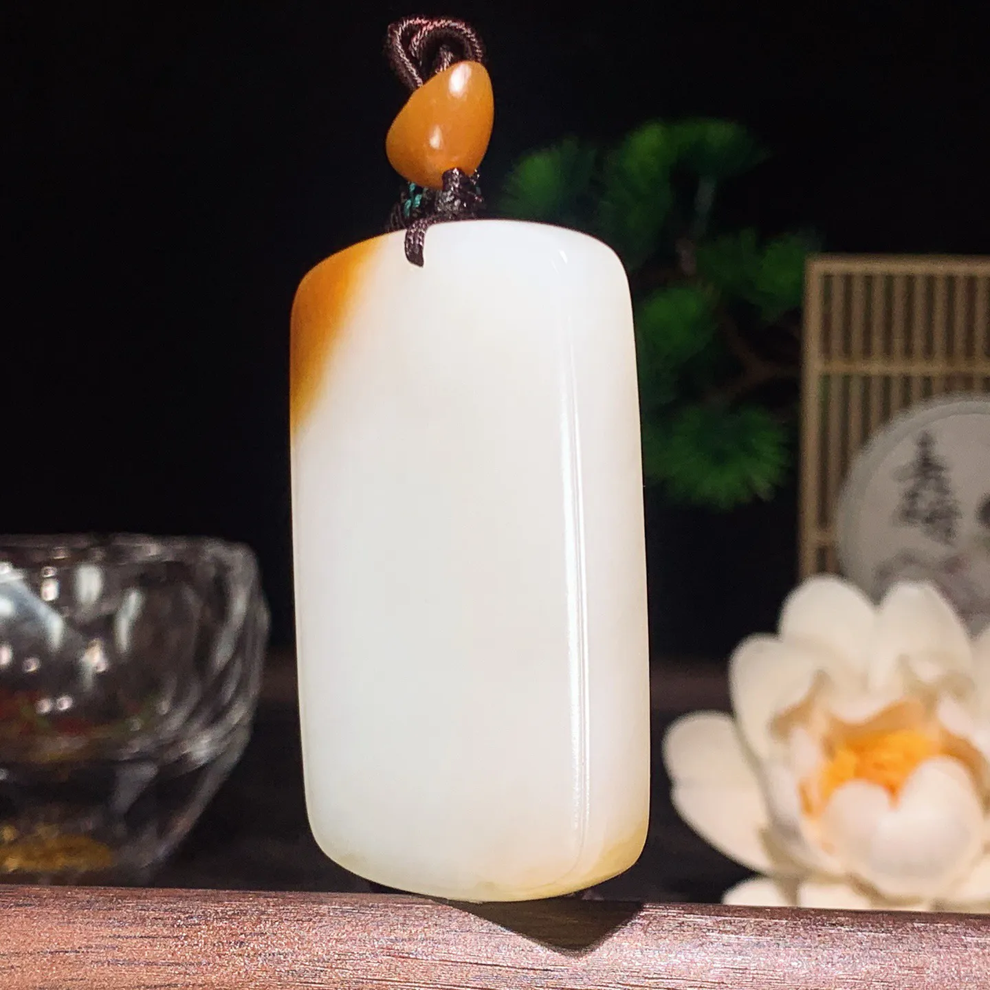 新疆和田玉白玉且末糖羊脂平安无事挂件 尺寸53/32/9重45克。玉质细腻油润。手推出油。佩戴高端典雅。lt260209