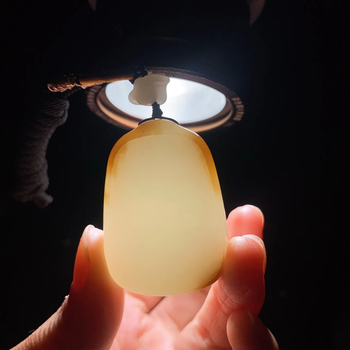 新疆和田玉白玉且末糖羊脂平安无事挂件 尺寸44/31/13重41.8克。玉质细腻油润。手推出油。佩戴高端典雅。lt260209