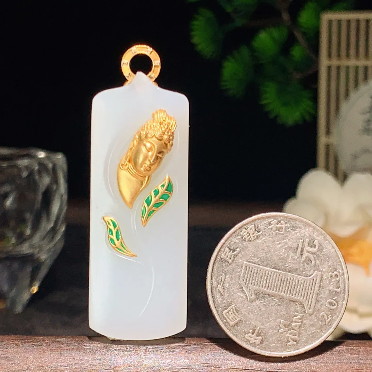 新疆和田玉白玉羊脂18k金观音挂件 尺寸46/17/5重11.7克。玉质细腻油润。手推出油。佩戴高端典雅。lt260209