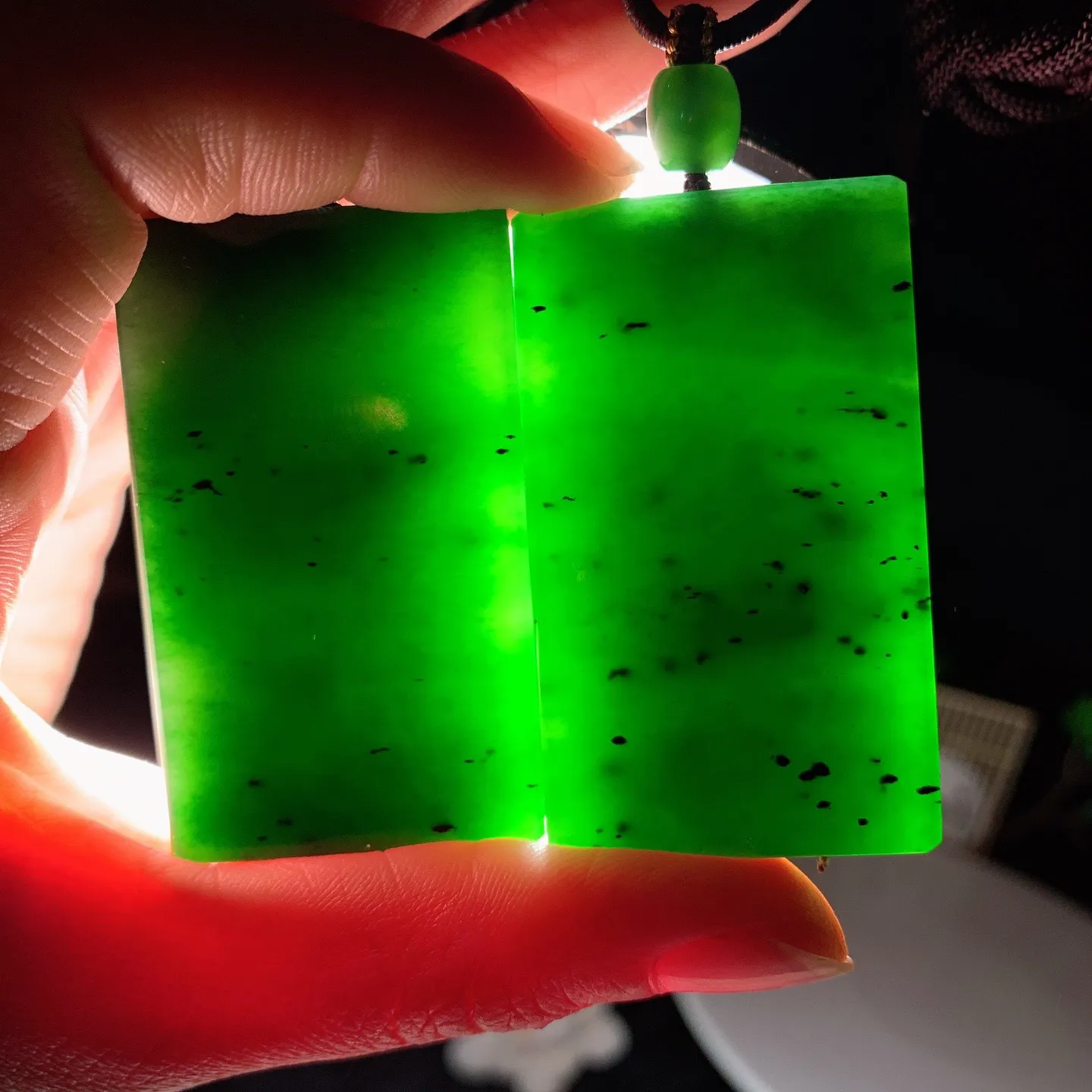 一个价！和田玉菠菜绿绿俄罗斯碧玉平安无事牌挂件。尺寸52/31/10重42.6克 玉质细腻油润 底色纯净 脂粉好，品质好。lt26209