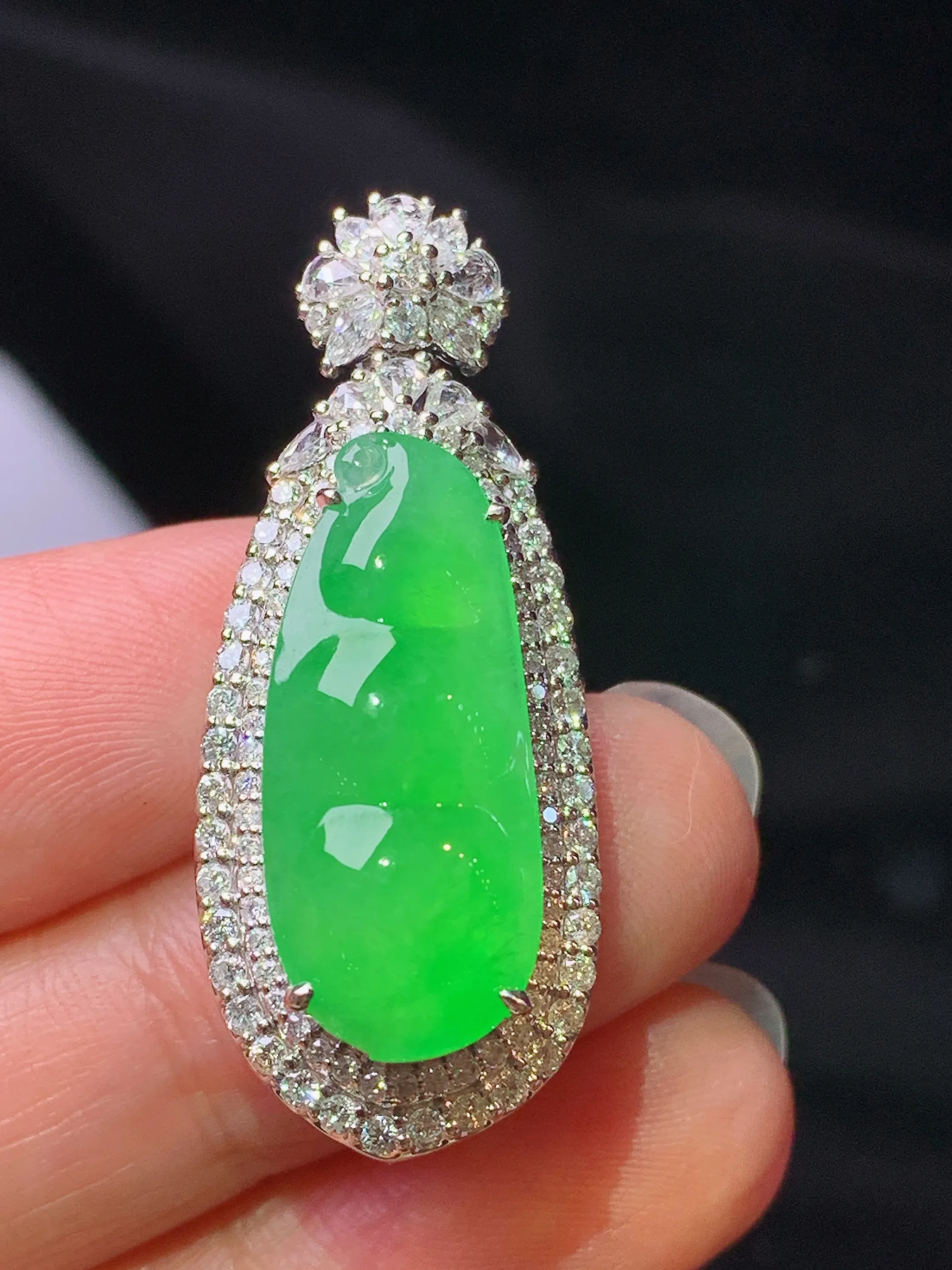 18k金钻镶嵌翠绿四季豆吊坠 玉质细腻 色泽艳丽清新 整体尺寸37*15.2*12.6