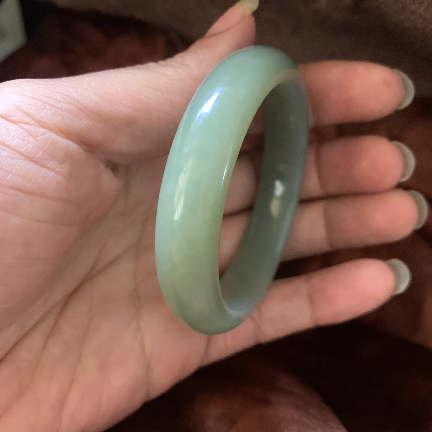 和田玉53.6圈口且末蓝手镯【挽间柔情】，镯型古朴典雅。在诗情画意的雨巷相遇，你是我腕间的一抹风情，